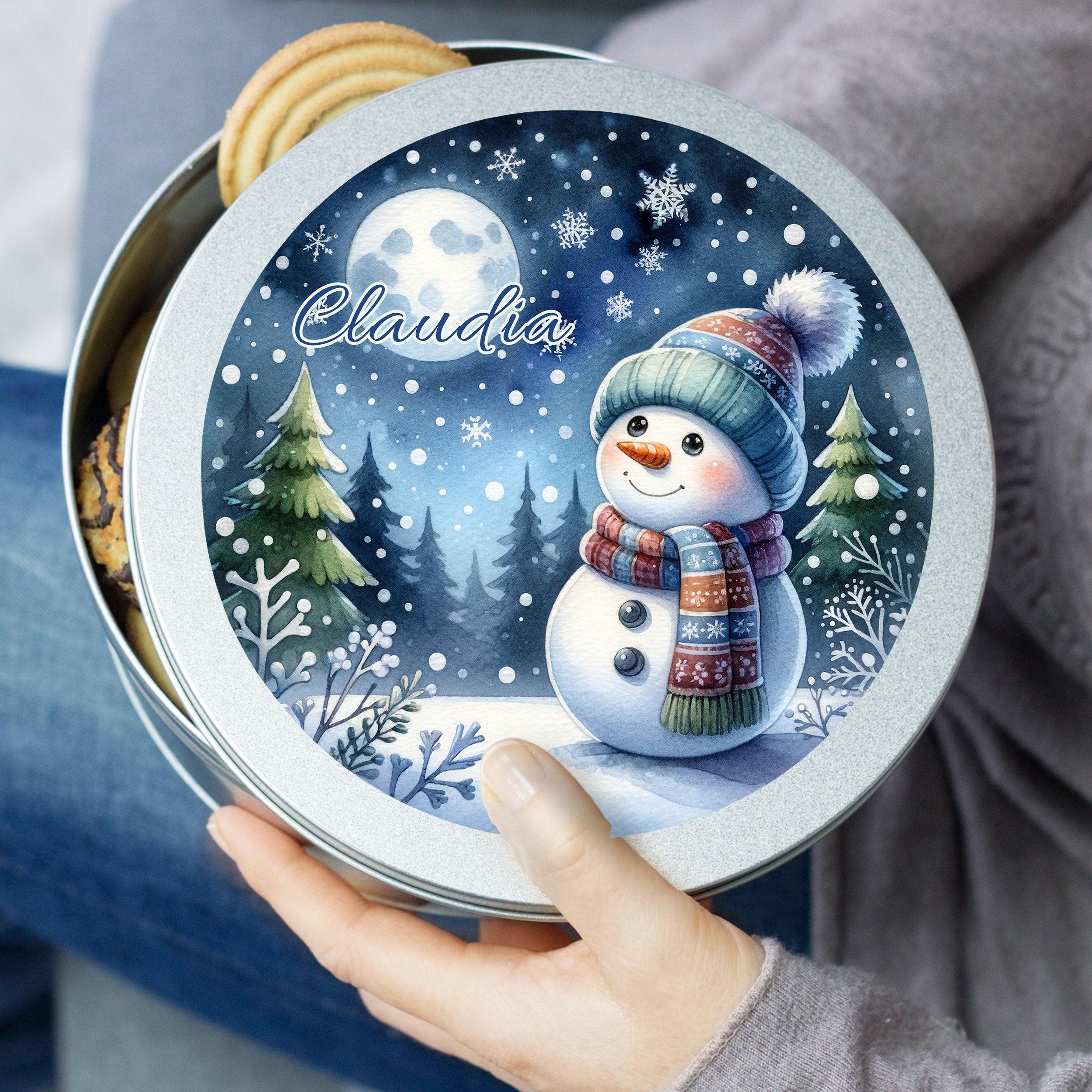 Bunte Keksdose mit Schneemann-Illustration und personalisiertem Namen.