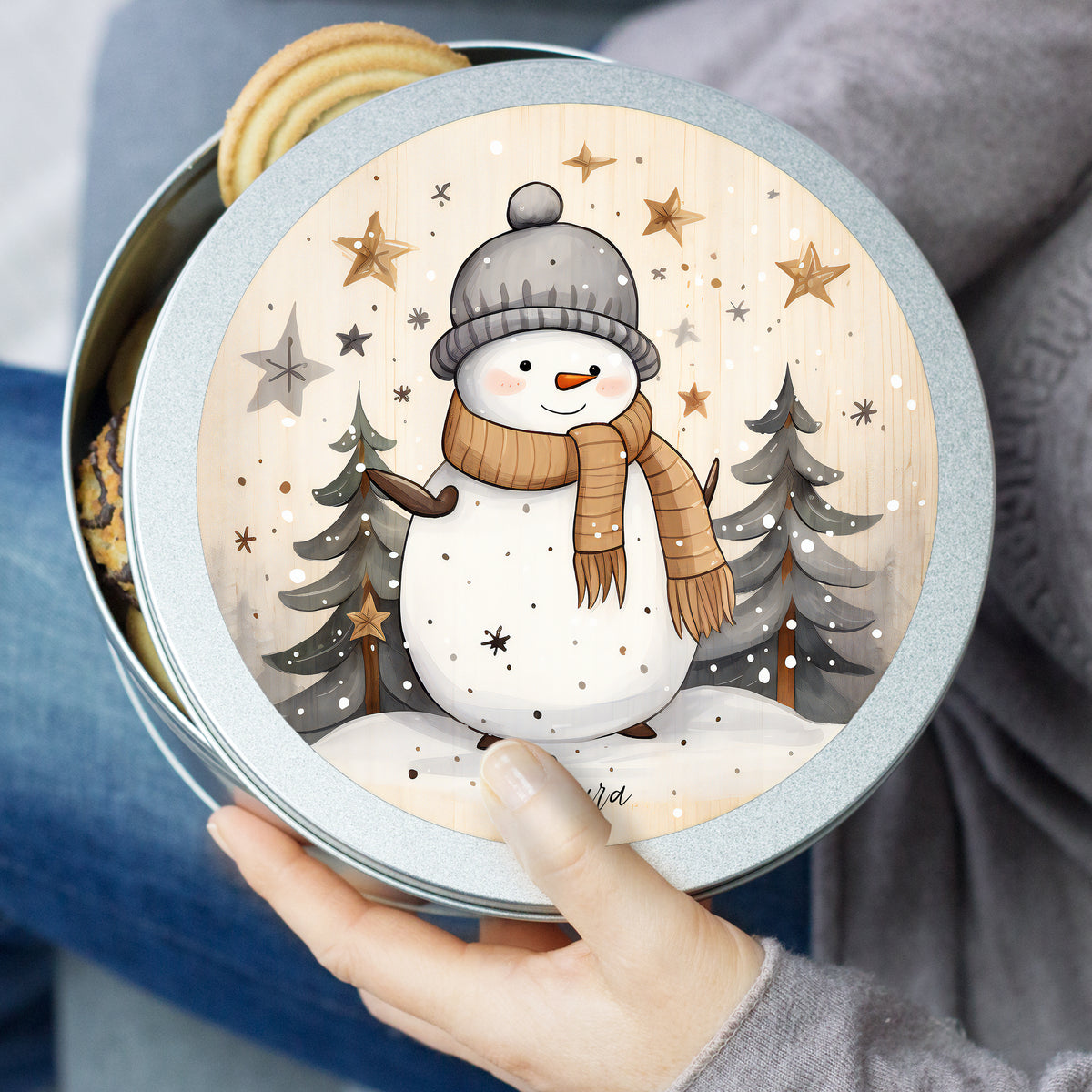 Kekse in runder, grauer Dose mit Schneemann-Motiv.