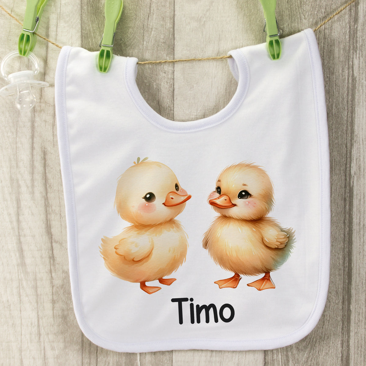 Lätzchen mit zwei süßen Enten und dem Namen Timo.