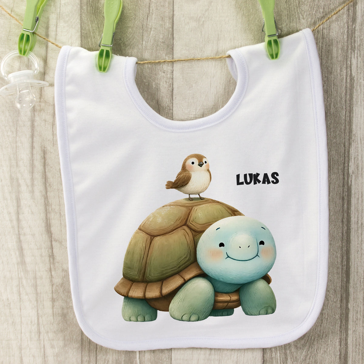 Lätzchen mit Schildkröte und Vogel, personalisiert mit "Lukas".