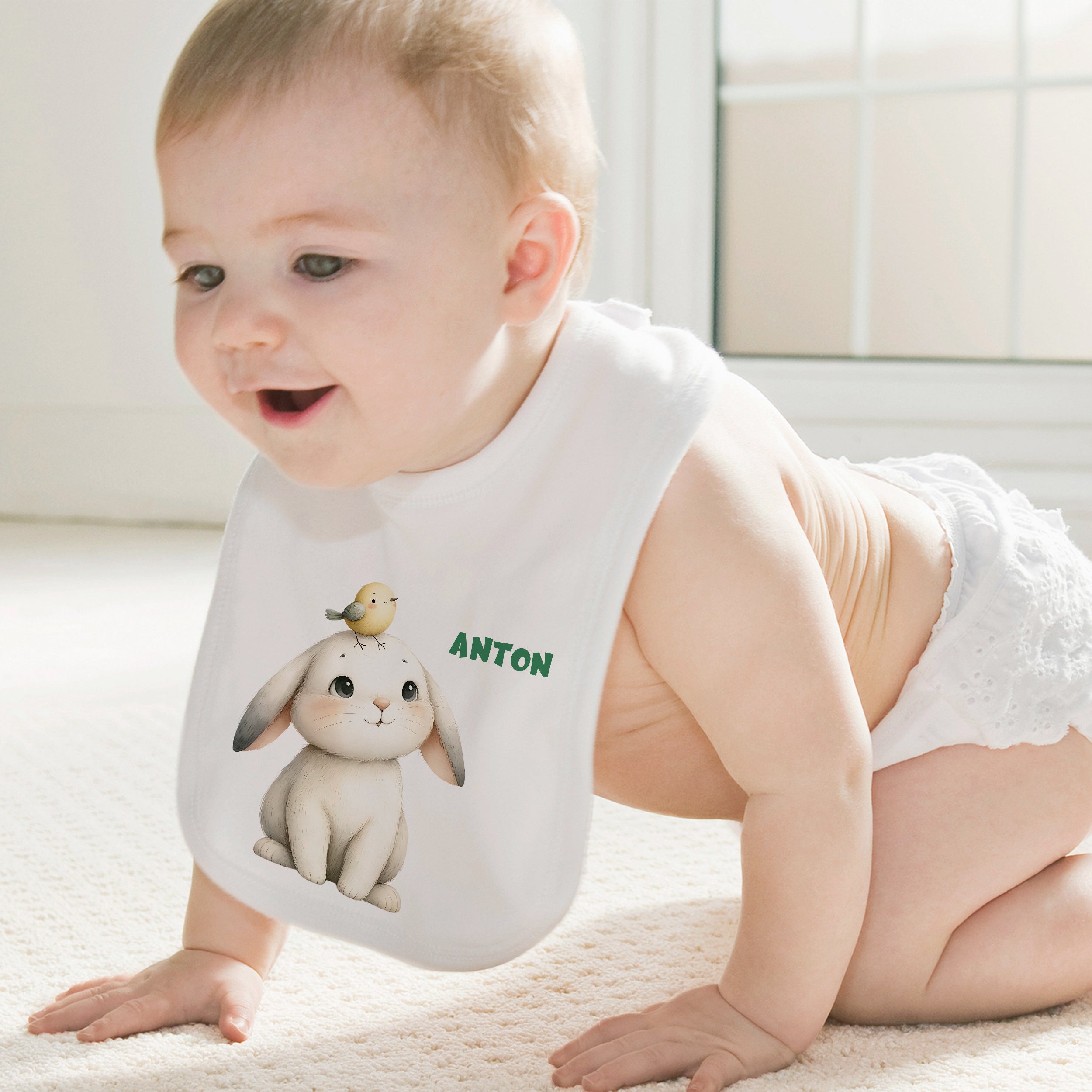 Weißes Lätzchen mit niedlichem Hasen und Vogel, personalisiert mit "ANTON".