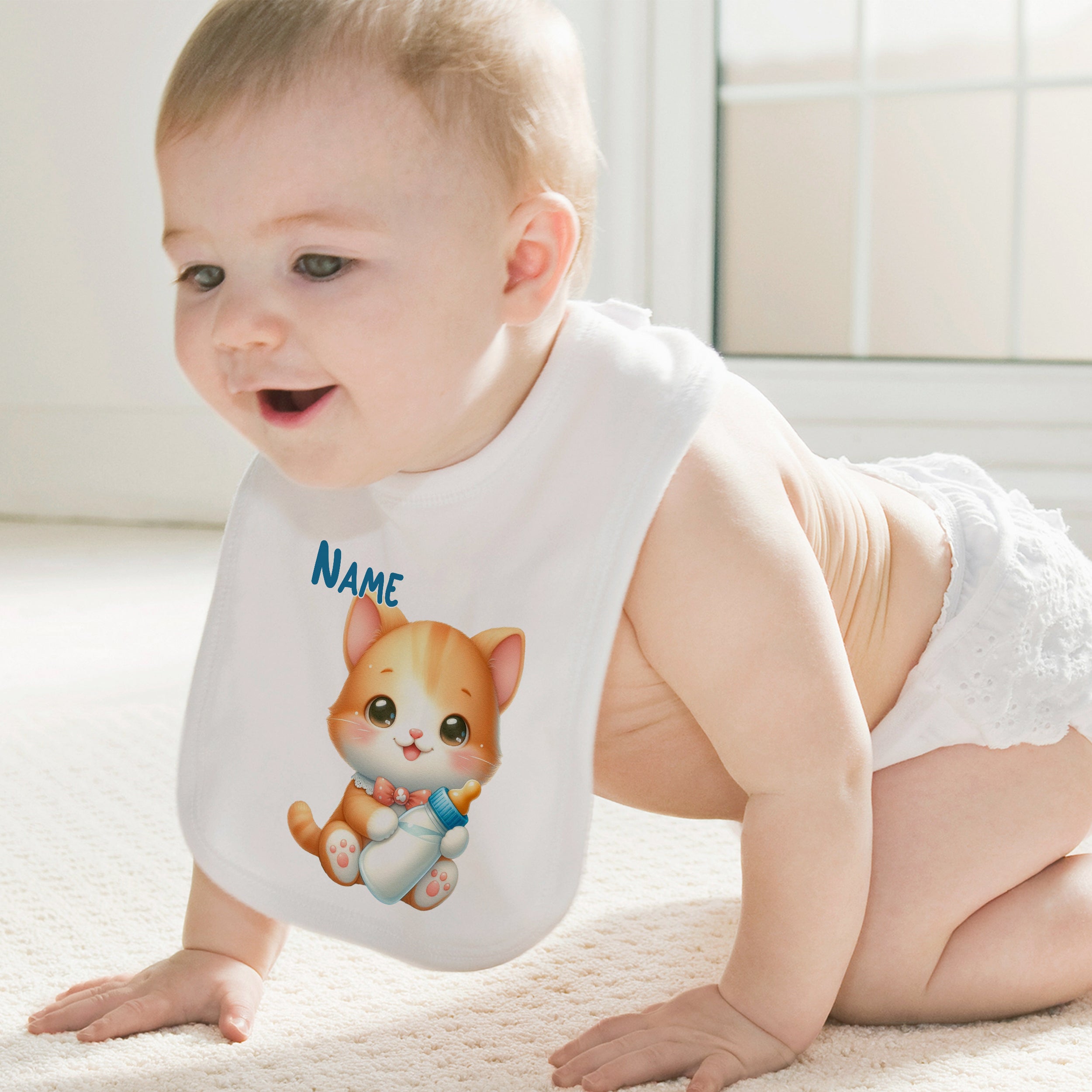 Baby-Lätzchen mit niedlicher Katze und personalisiertem Namen.