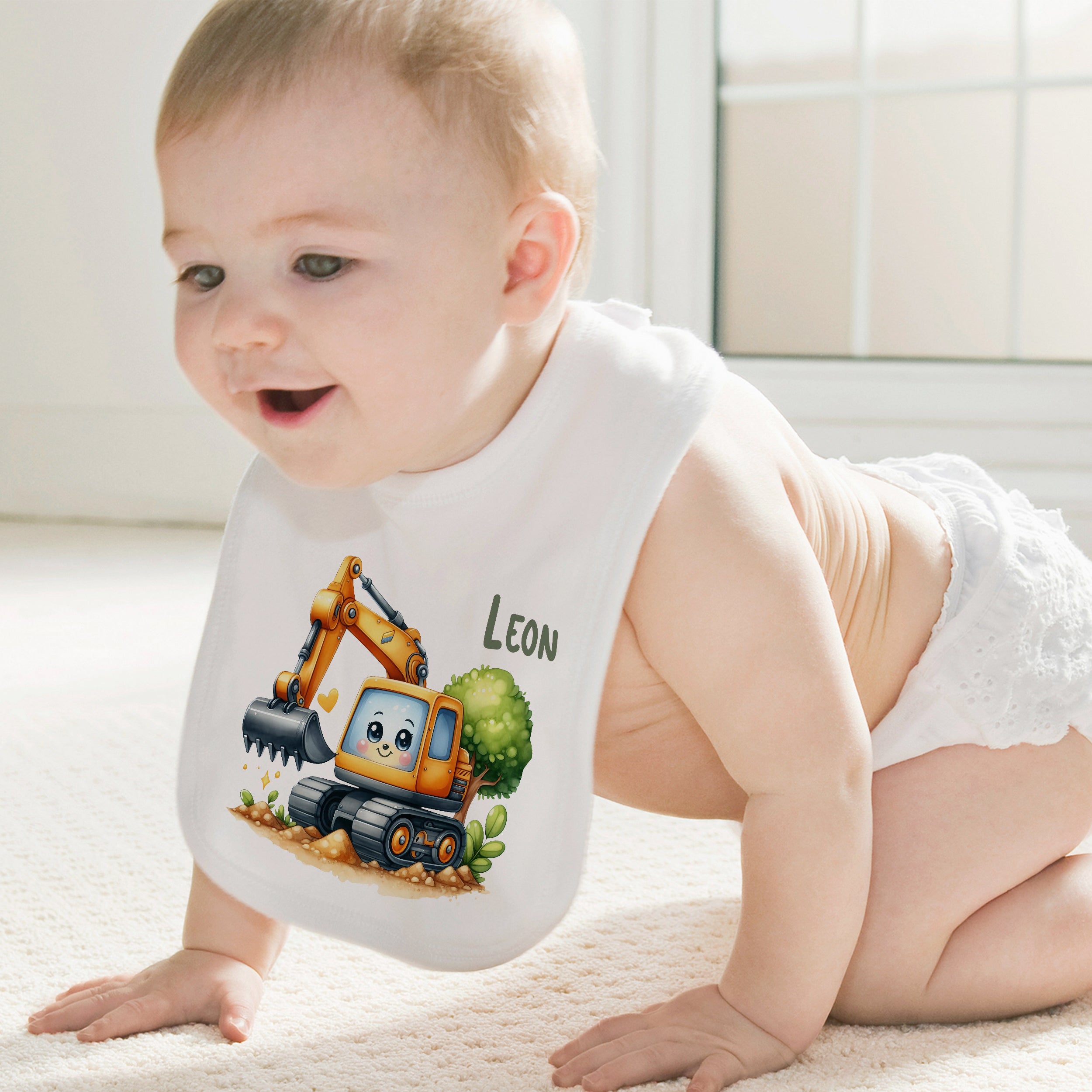 Baby mit Lätzchen, orangefarbener Bagger und Name "Leon".