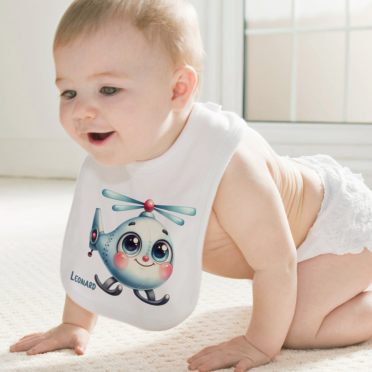 Süßes Baby mit Lätzchen und Helikopter-Motiv in Blau.