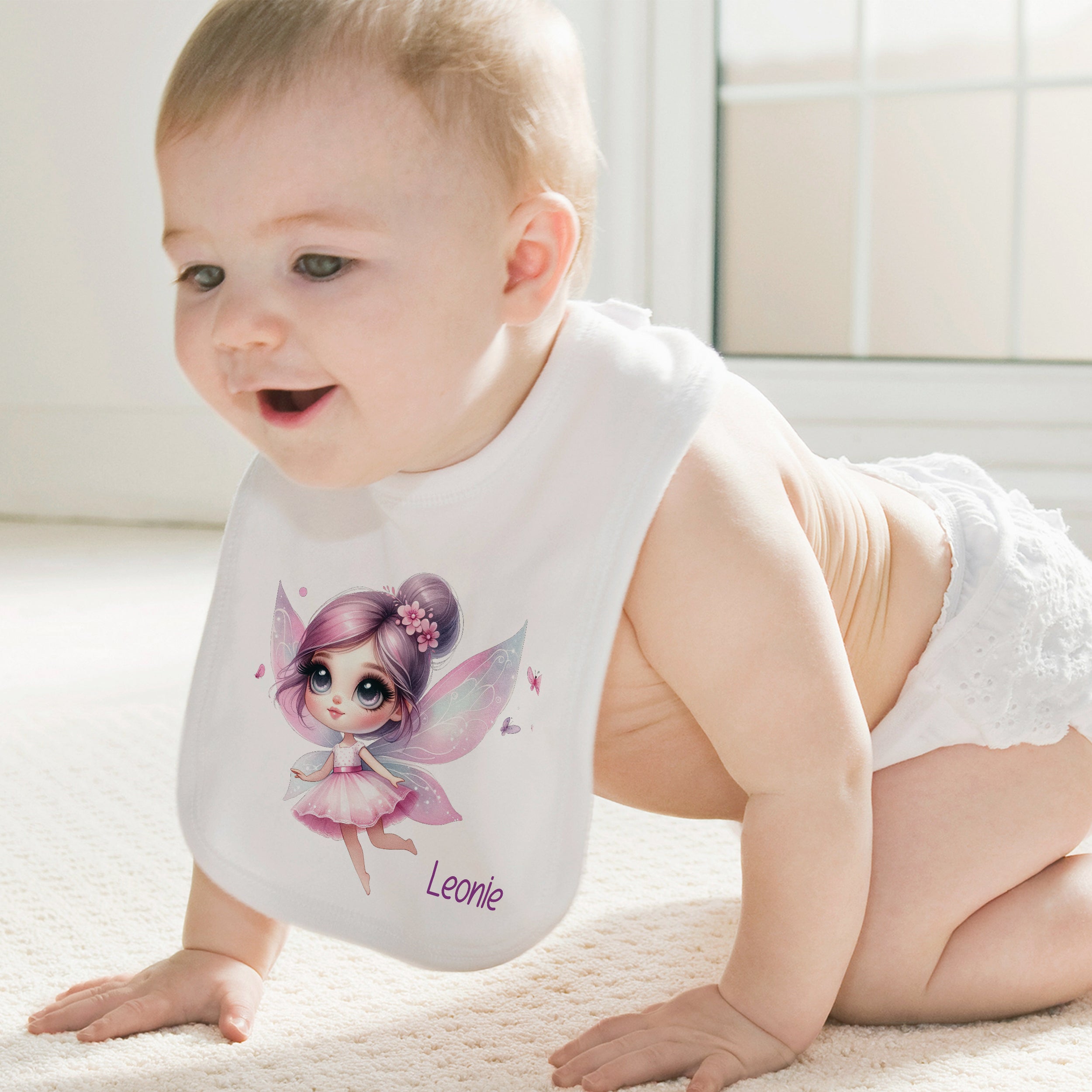 Baby-Lätzchen mit buntem Feen-Motiv und Namen "Leonie".