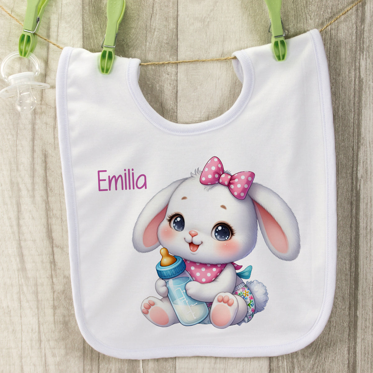 Lätzchen mit niedlichem Hasenmotiv und Name Emilia.