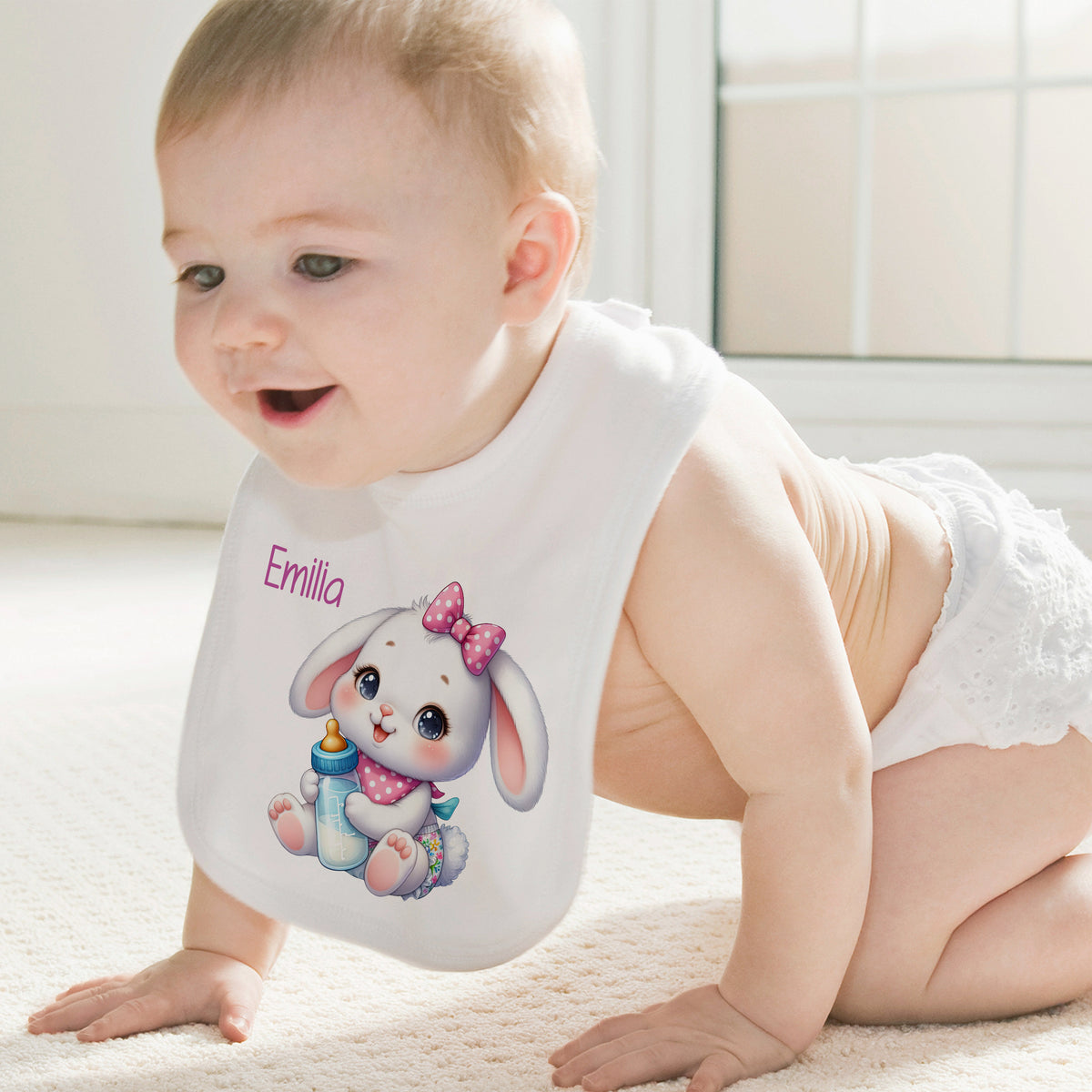 Baby-Lätzchen mit niedlichem Hasenmotiv und Namen Emilia.