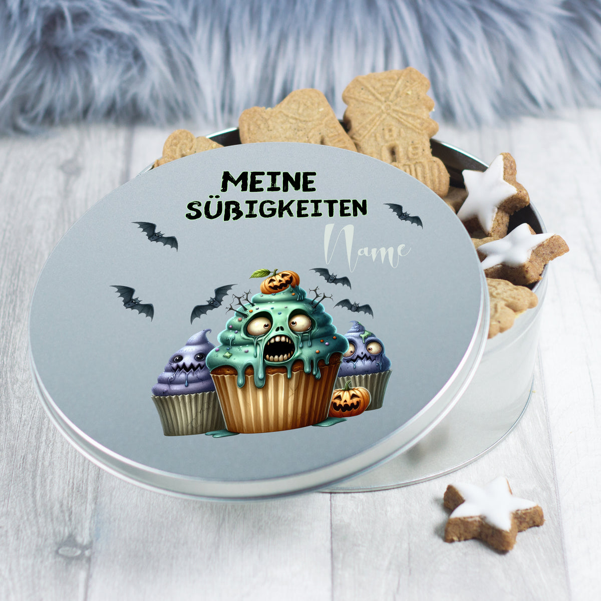 Geschenkdose mit gruseligen Cupcakes und Keksen.