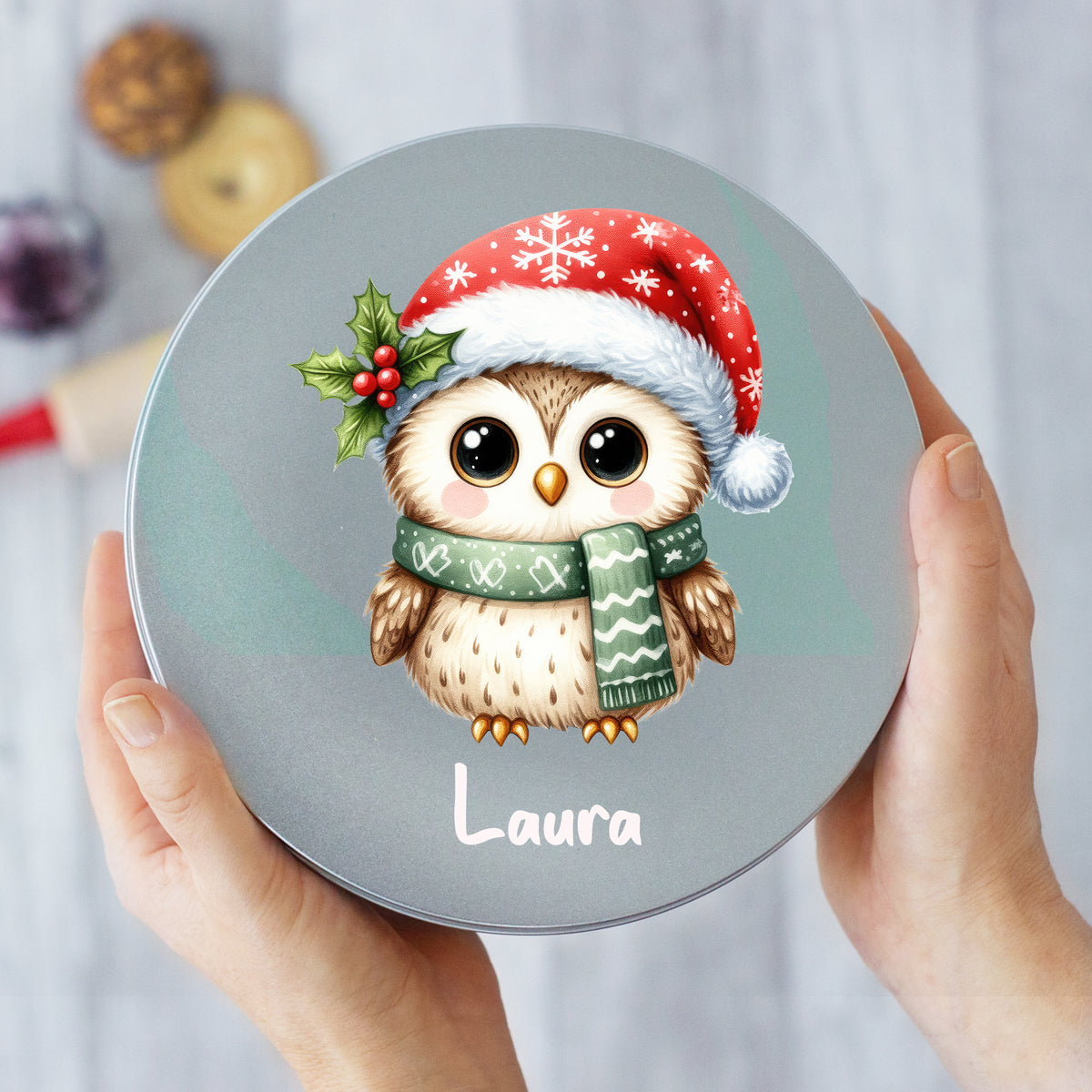 Eule mit Weihnachtsmütze, grünem Schal und personalisiertem Namen.