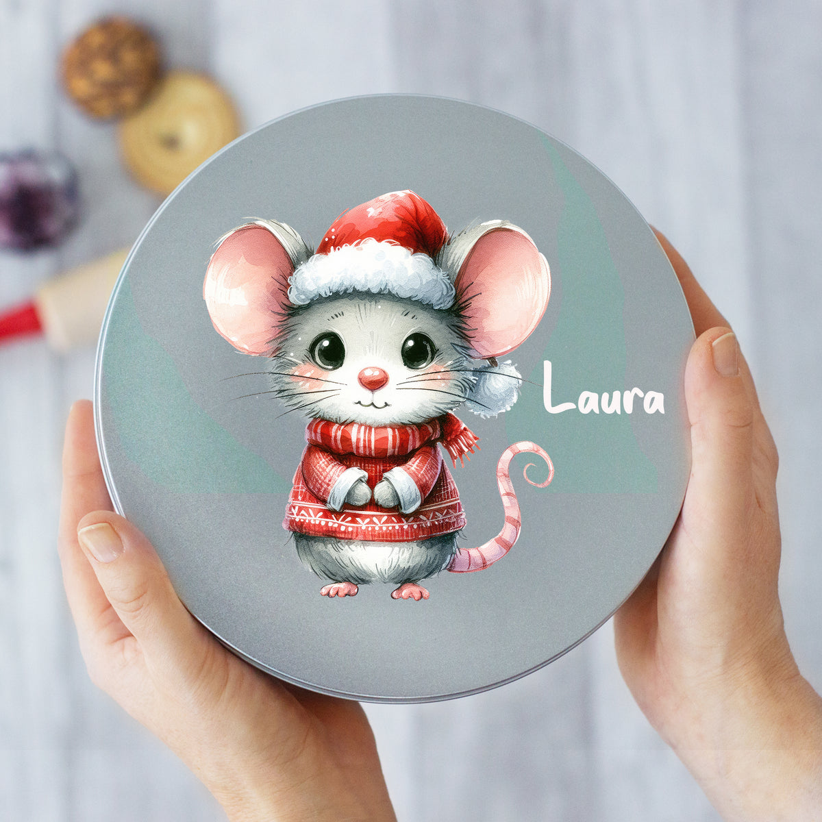 Graue Dose mit niedlicher Weihnachtsmaus und Name "Laura".