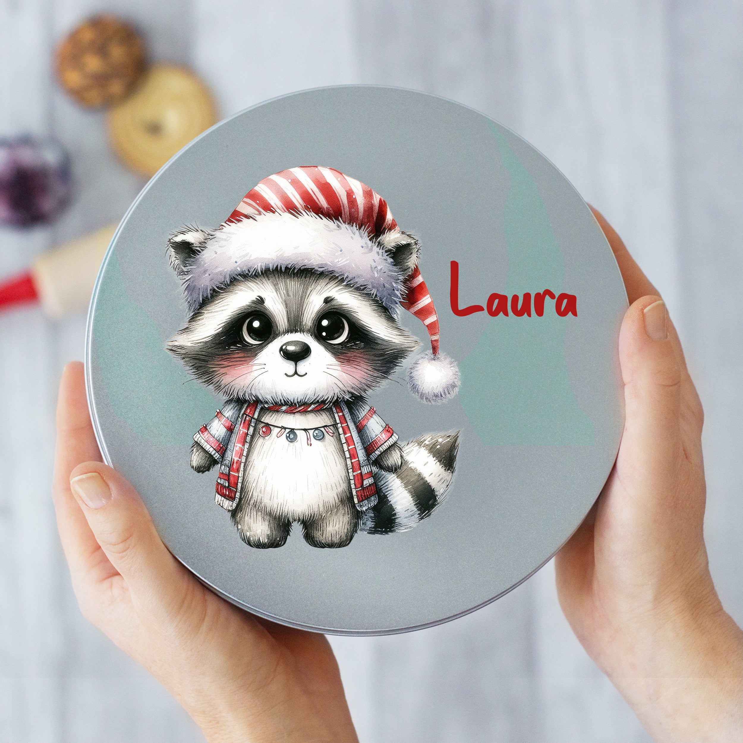 Runde Dose mit niedlichem Waschbär und rotem Namen.