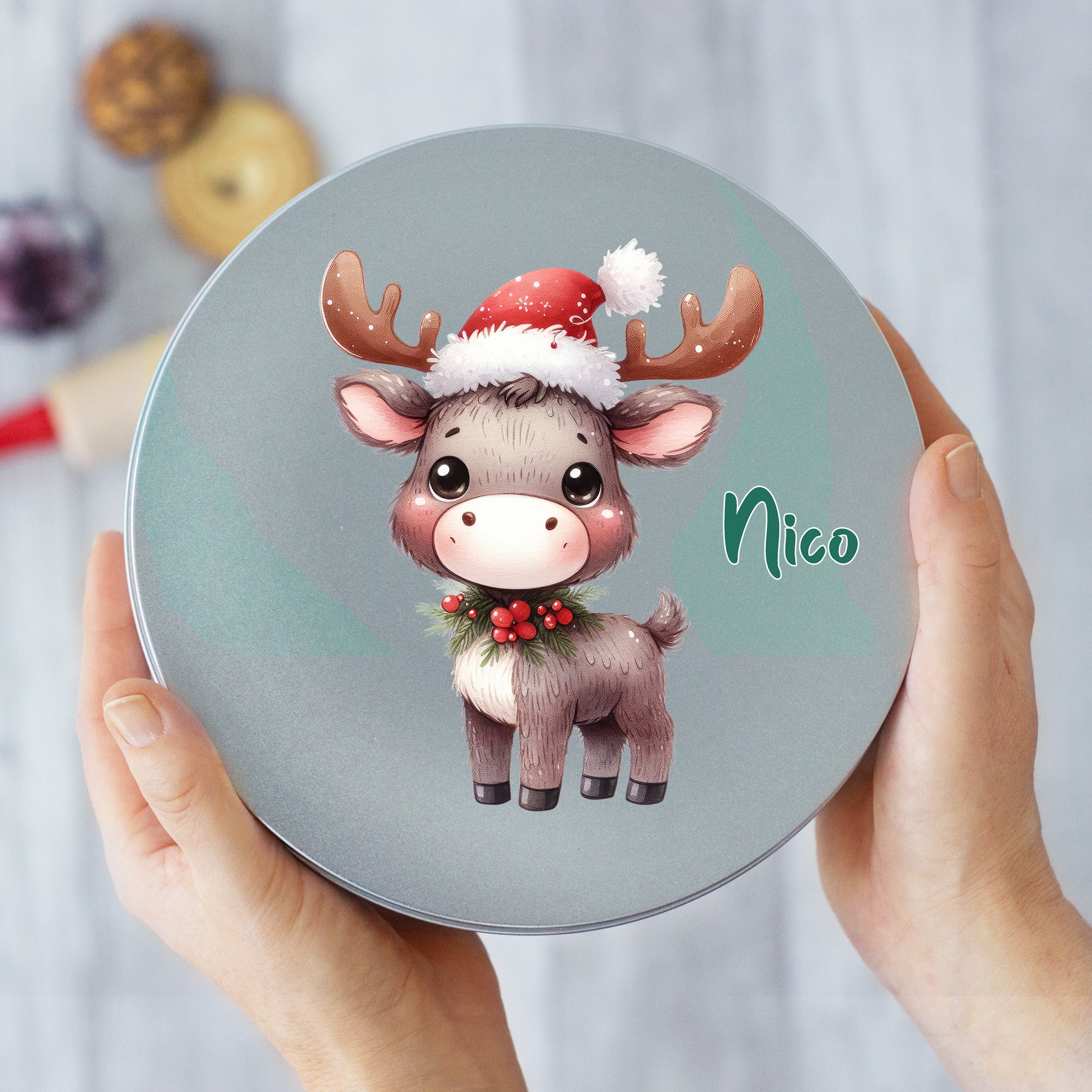 Runder Keksdose mit niedlichem Rentier-Design und Weihnachtsmütze.