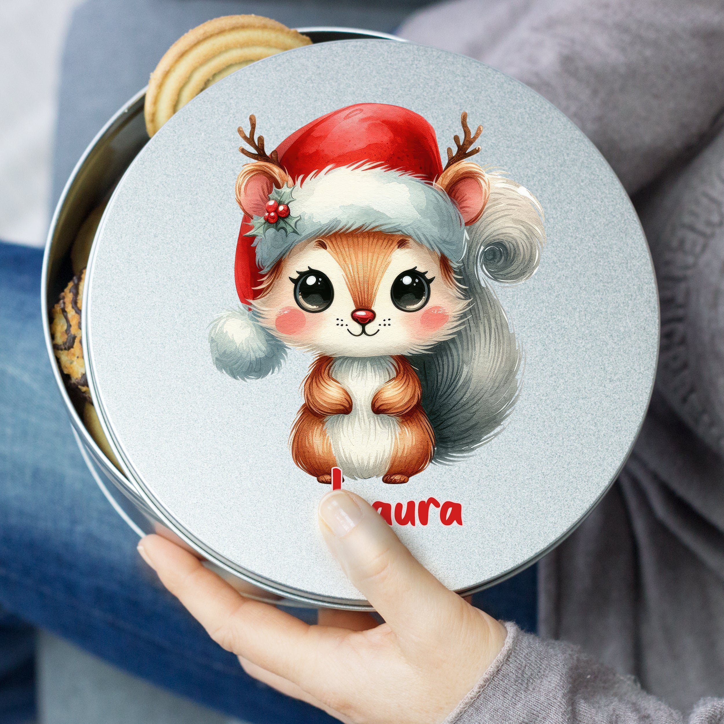 Keksdose mit niedlichem Eichhörnchen im Weihnachtsdesign.
