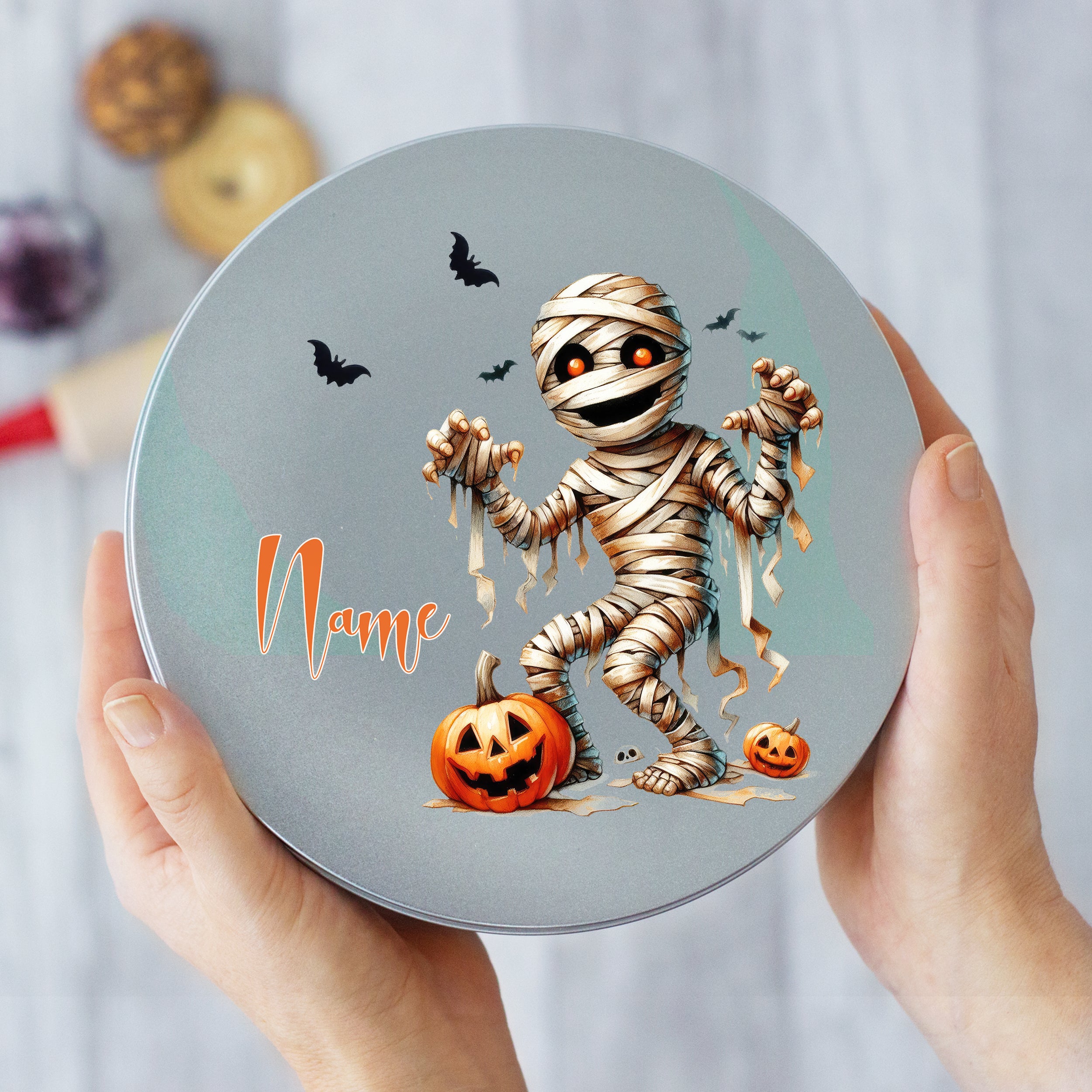 Runde Halloween-Dose mit Mumie, Kürbissen und personalisierbarem Namen.