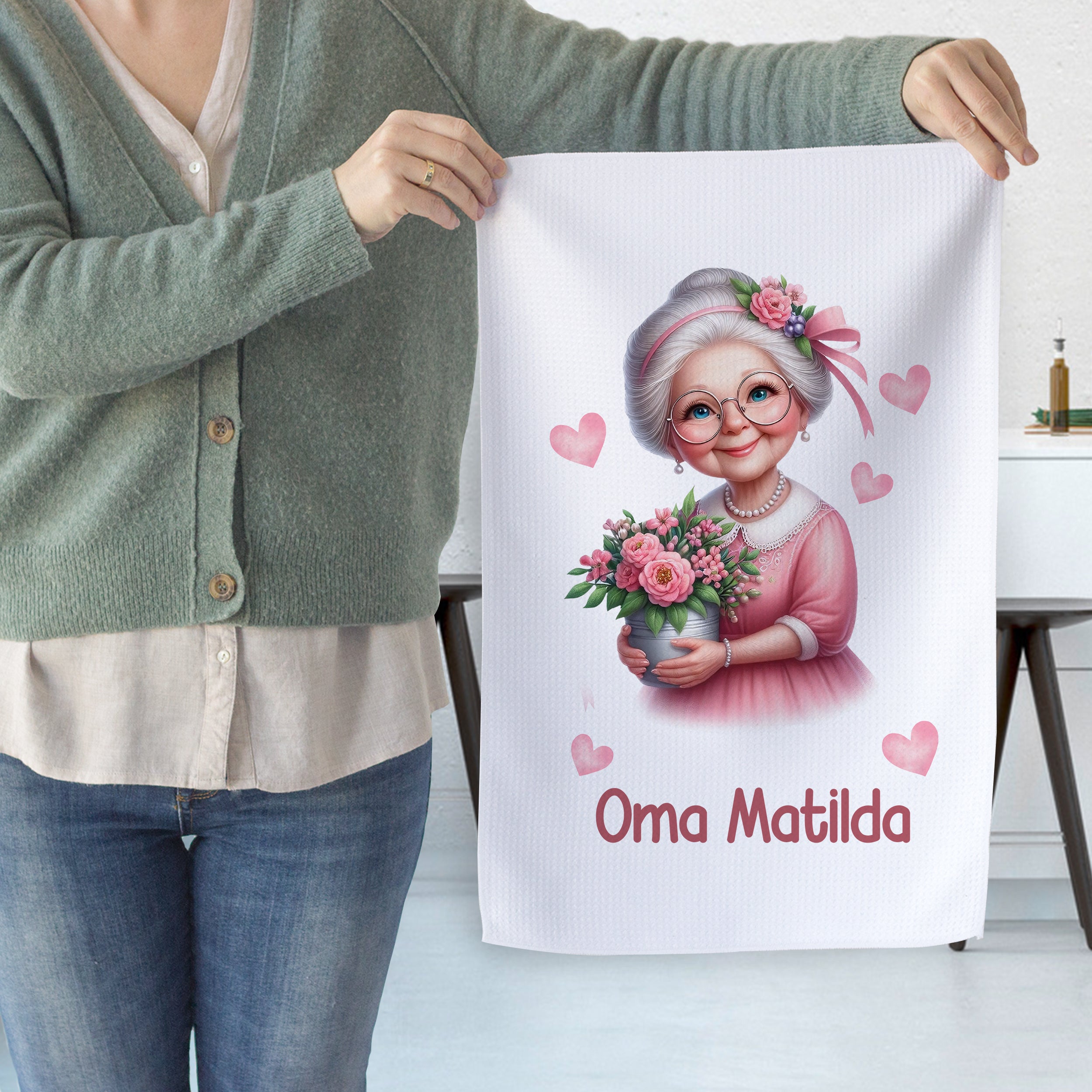 Oma Matilda mit Blumenstrauß, rosa Kleid und Herzen.