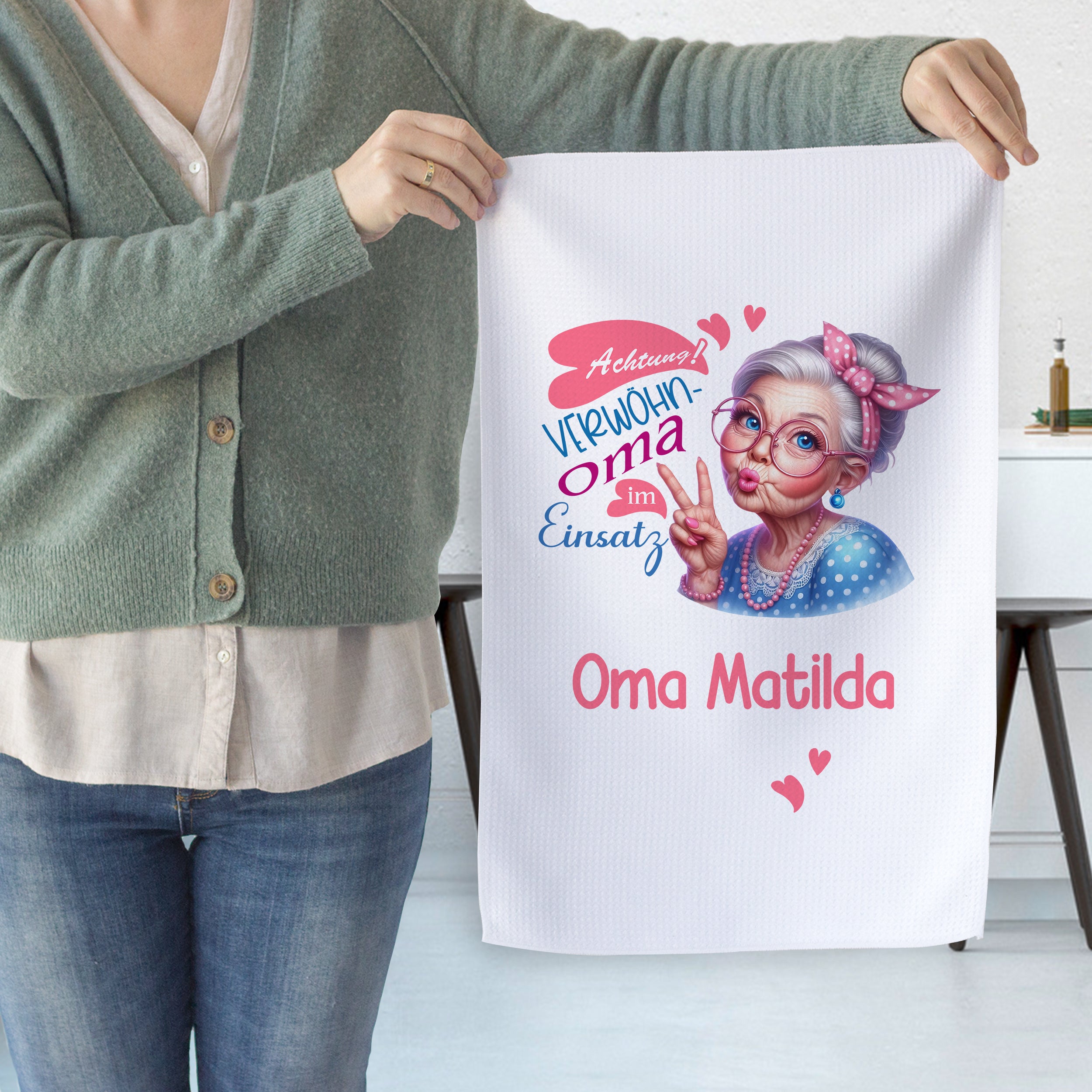 Handtuch mit Oma Matilda, rosa und blau, fröhliches Design.