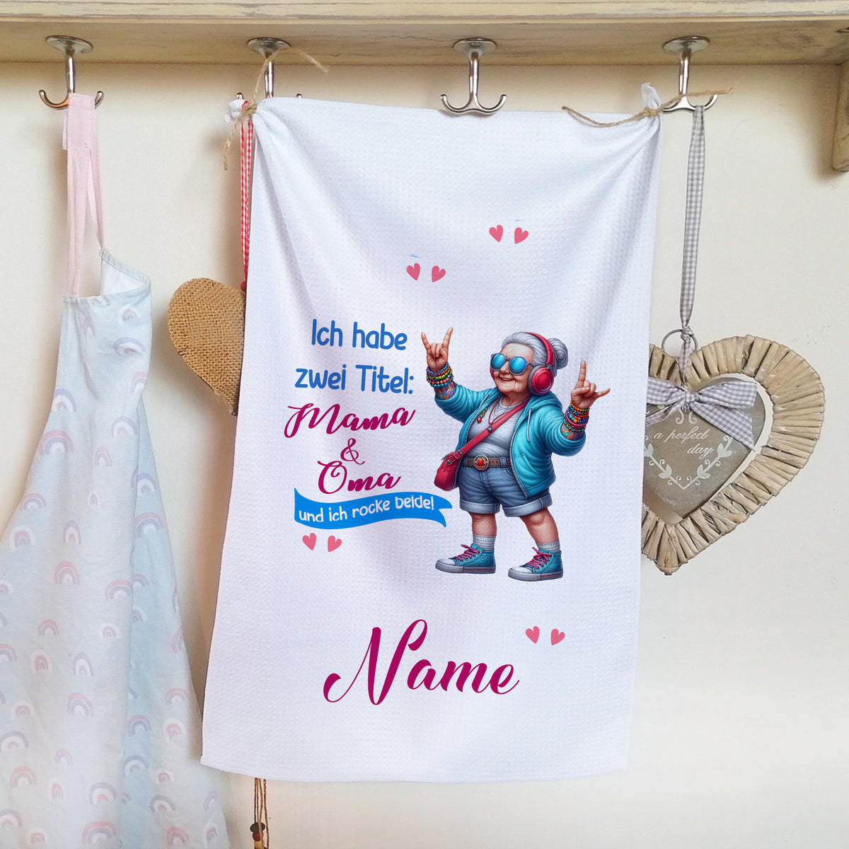 Geschirrtuch mit lustigem Oma-Motiv und personalisierbarem Namen.