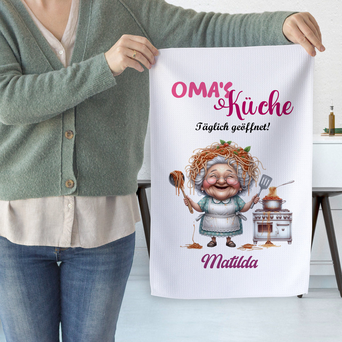 Küchentuch mit Oma-Motiv, bunten Farben und Text.
