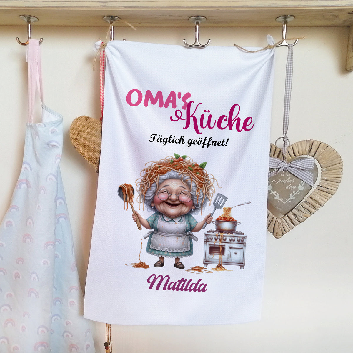 Küchenhandtuch mit Oma-Motiv und Schriftzug "Oma's Küche".