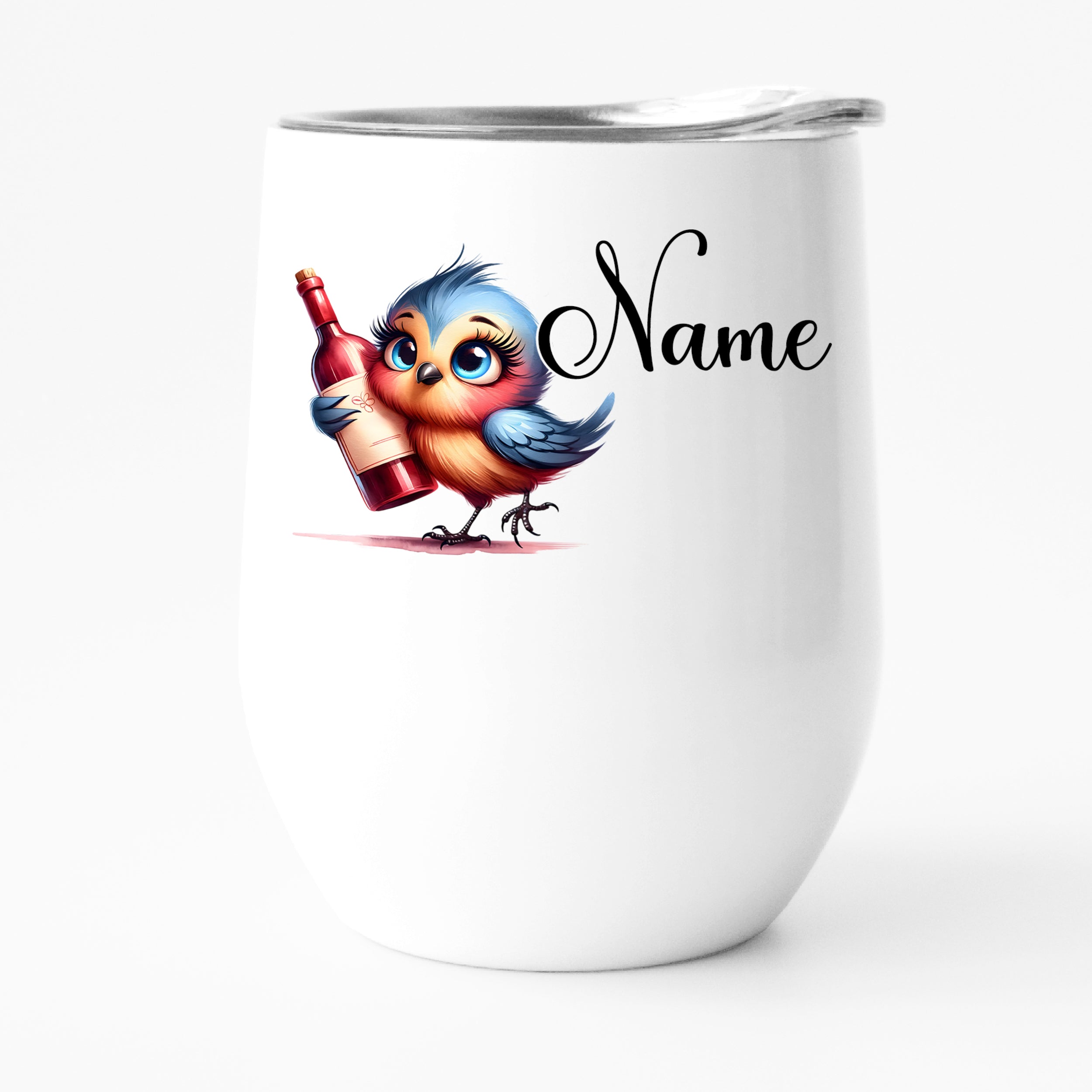 Weißer Becher mit buntem Vogel und personalisiertem Namen.
