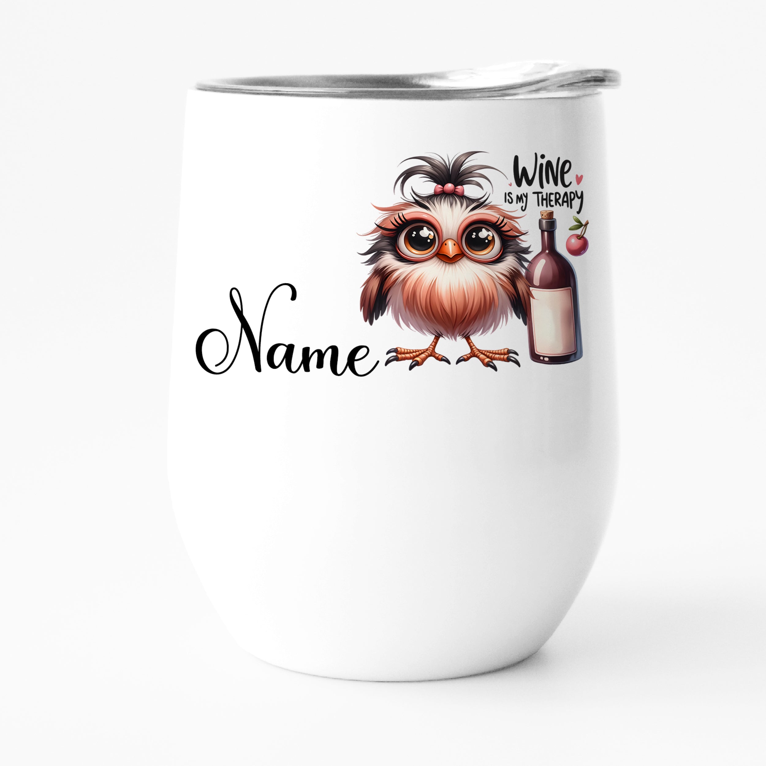Weißer Becher mit einer Eule und Weinflasche, personalisierbar.