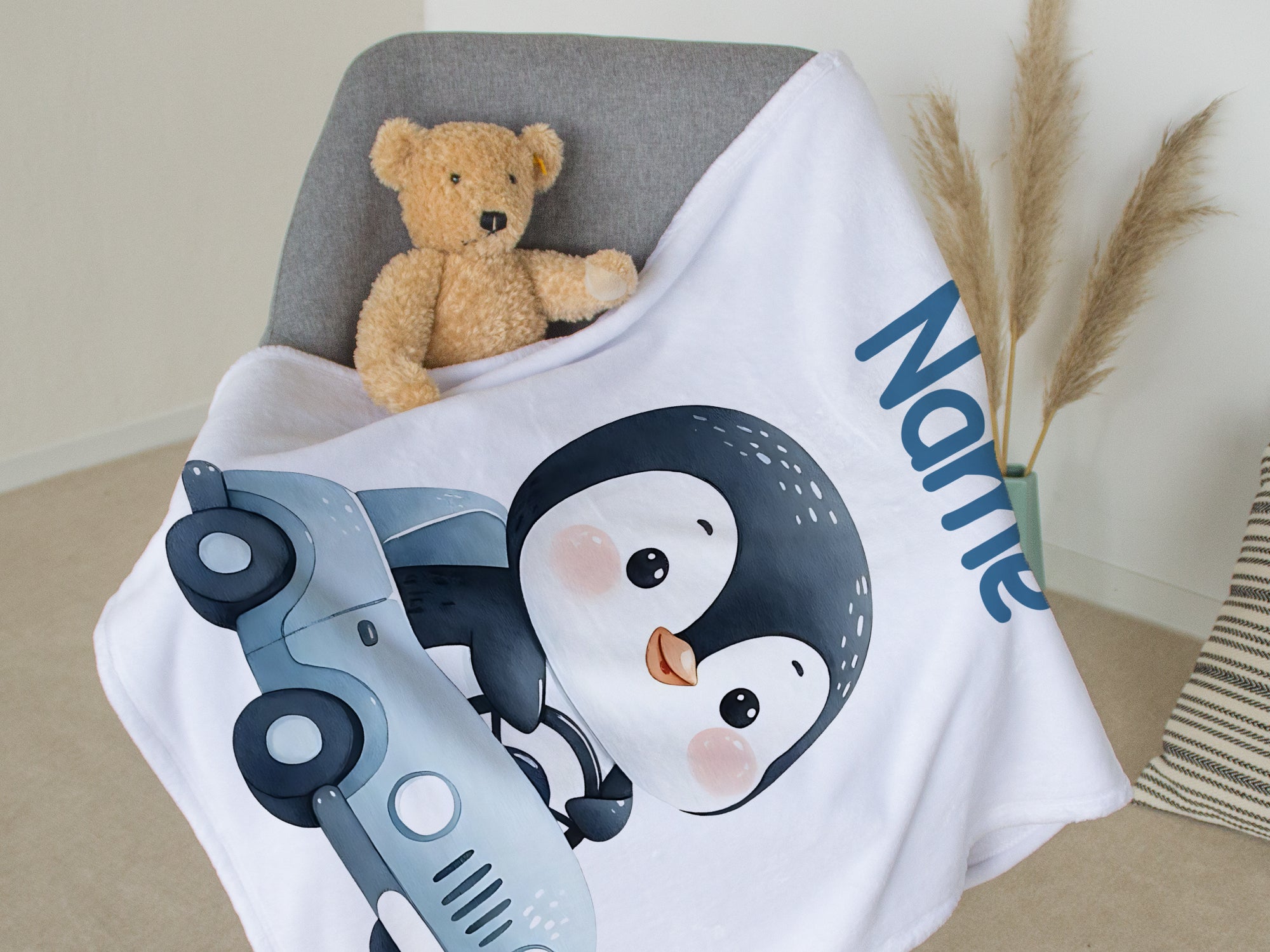 Kuscheldecke mit niedlichem Pinguin und Auto-Motiv.