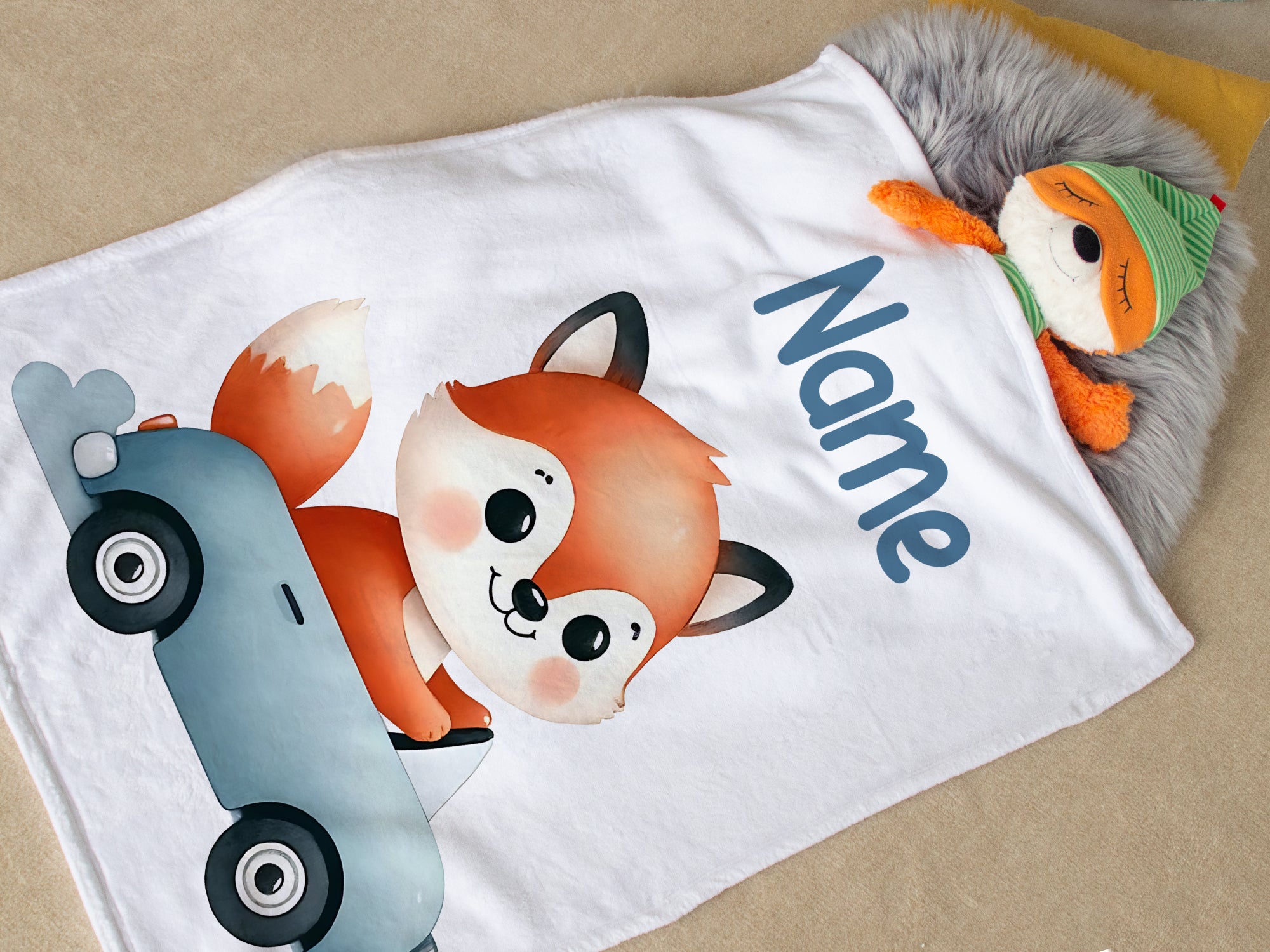Fuchsdecke mit Auto-Motiv und personalisiertem Namen.