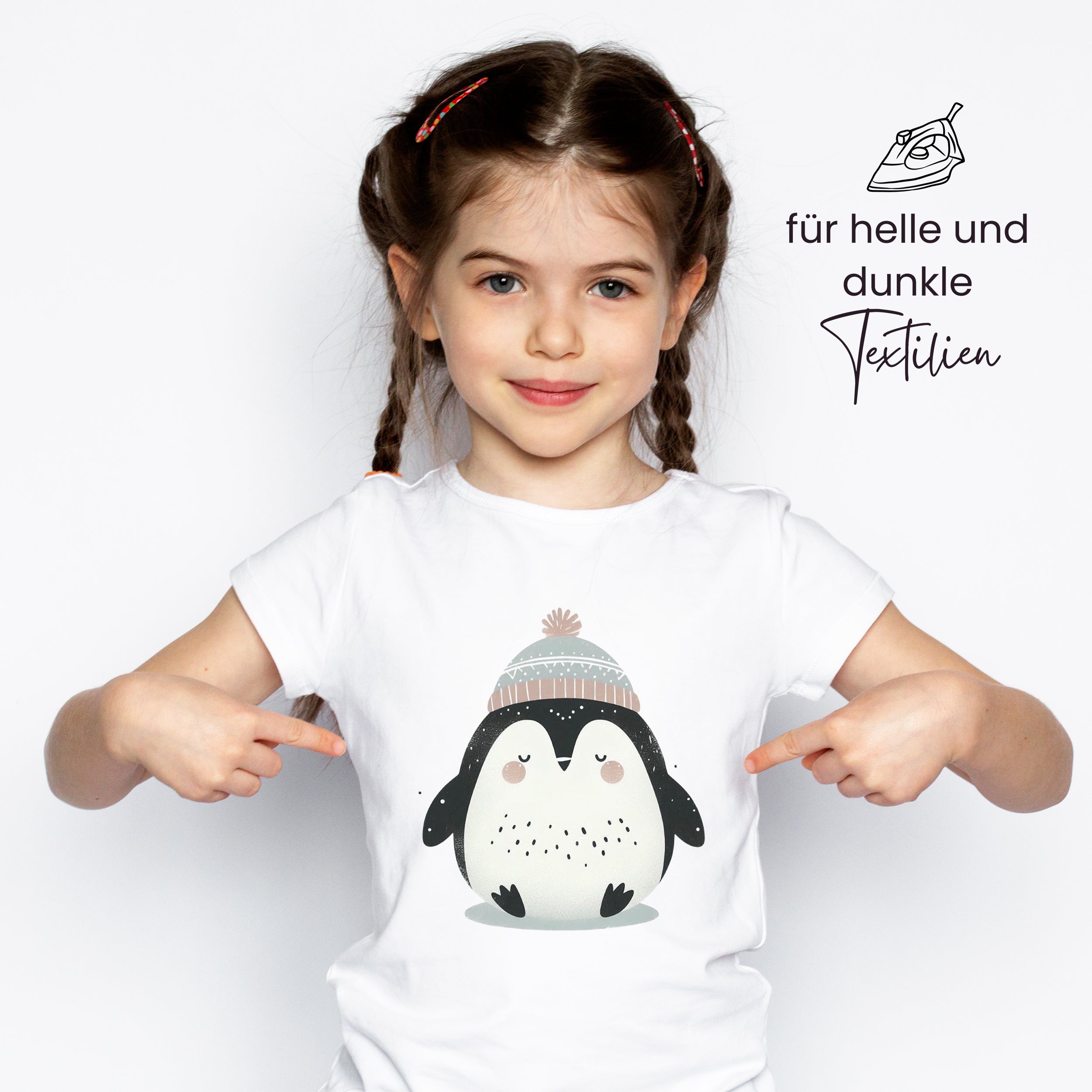 Weißes T-Shirt mit niedlichem Pinguin-Motiv und Mütze.