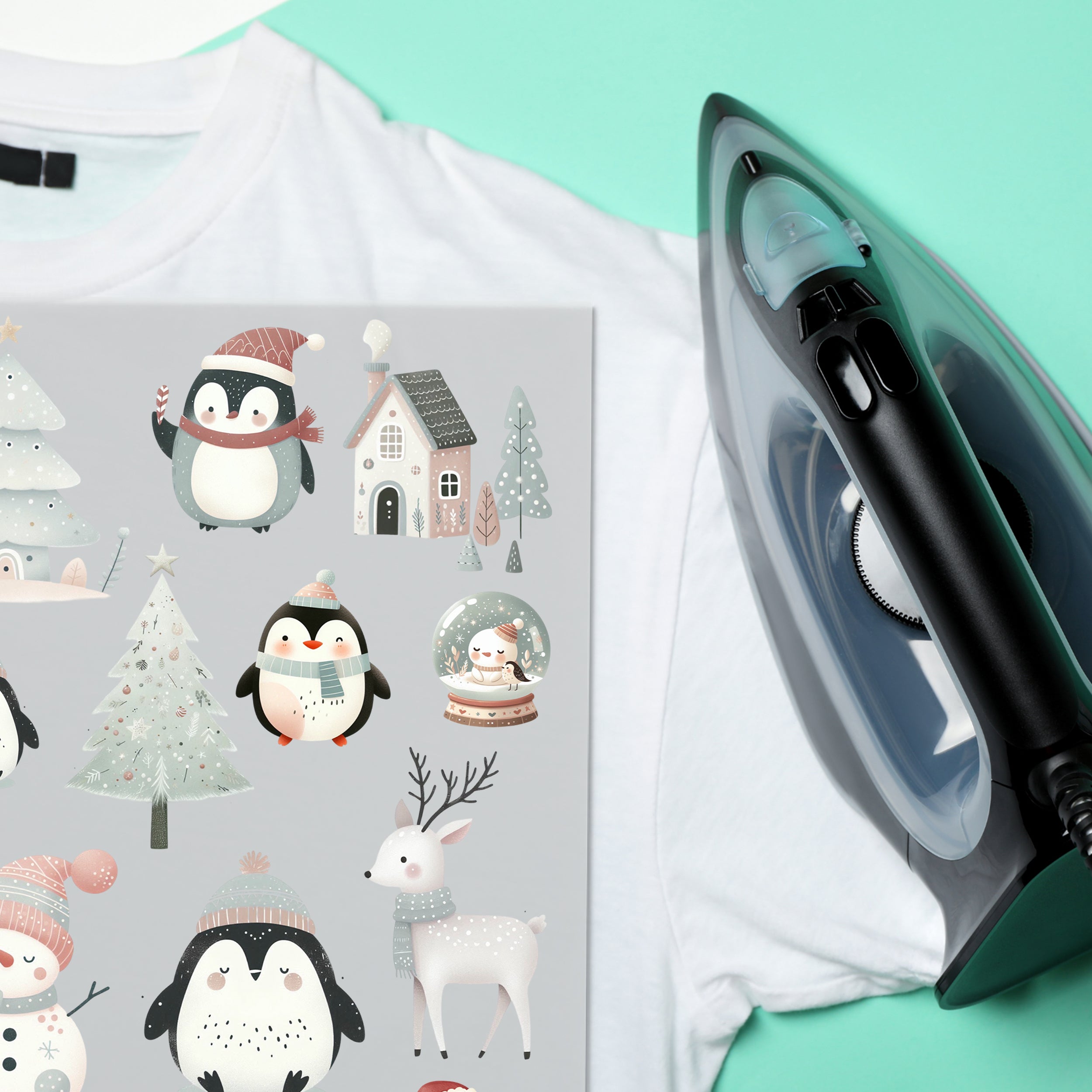 Weißes T-Shirt mit buntem Weihnachtsdesign und Bügeleisen.