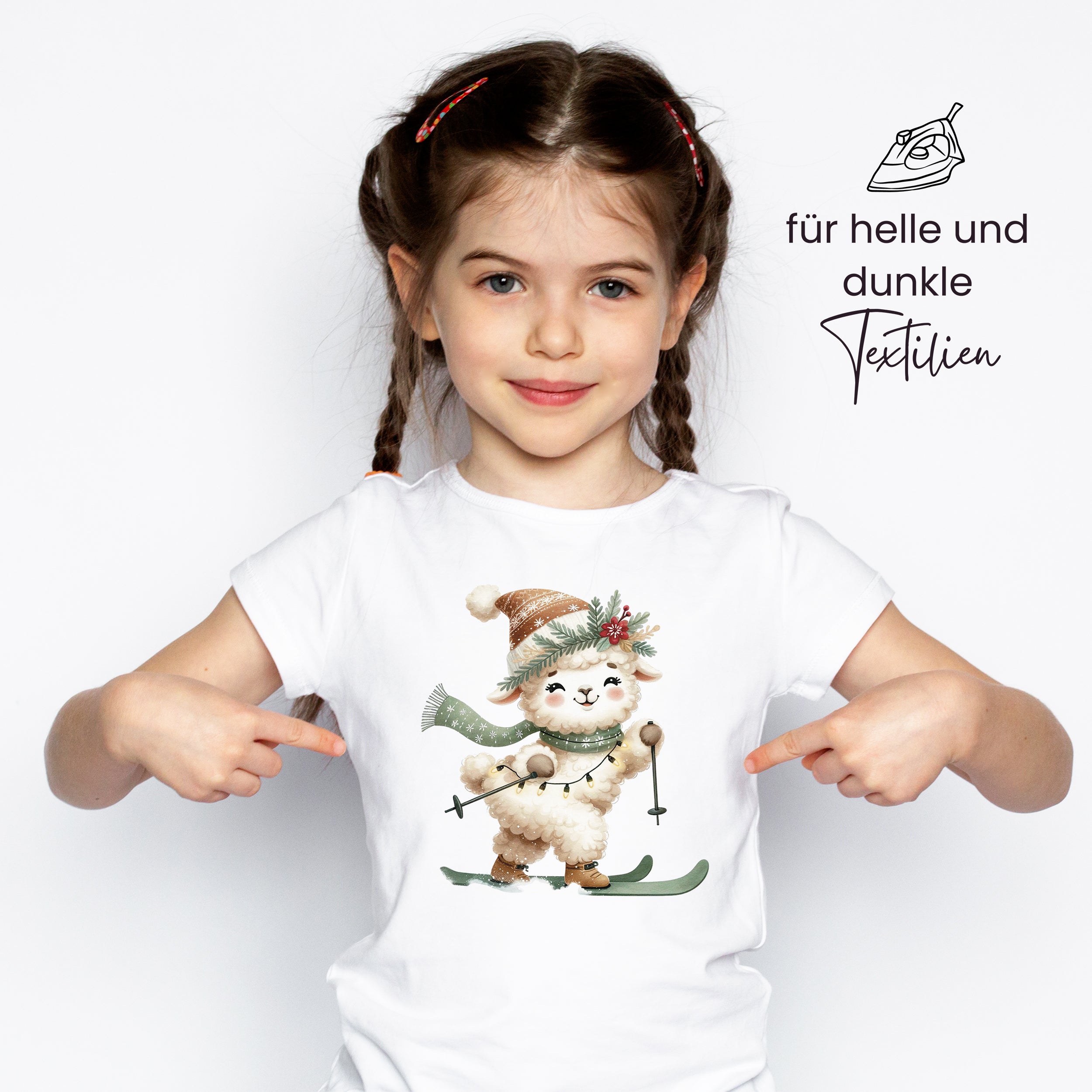 Kind trägt weißes T-Shirt mit Skifahrendem Lama-Motiv.