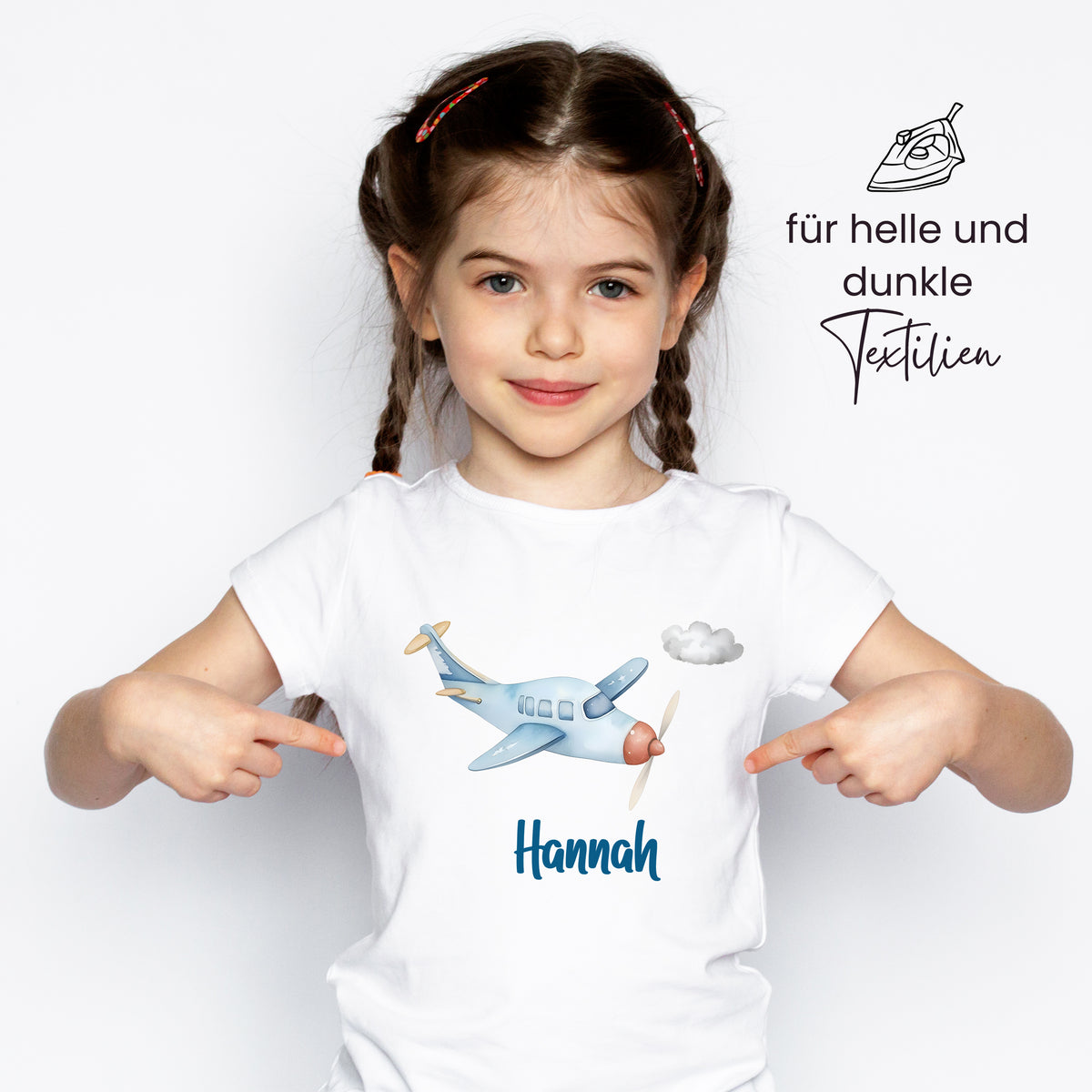 Weißes T-Shirt mit blauem Flugzeug und Namen "Hannah".