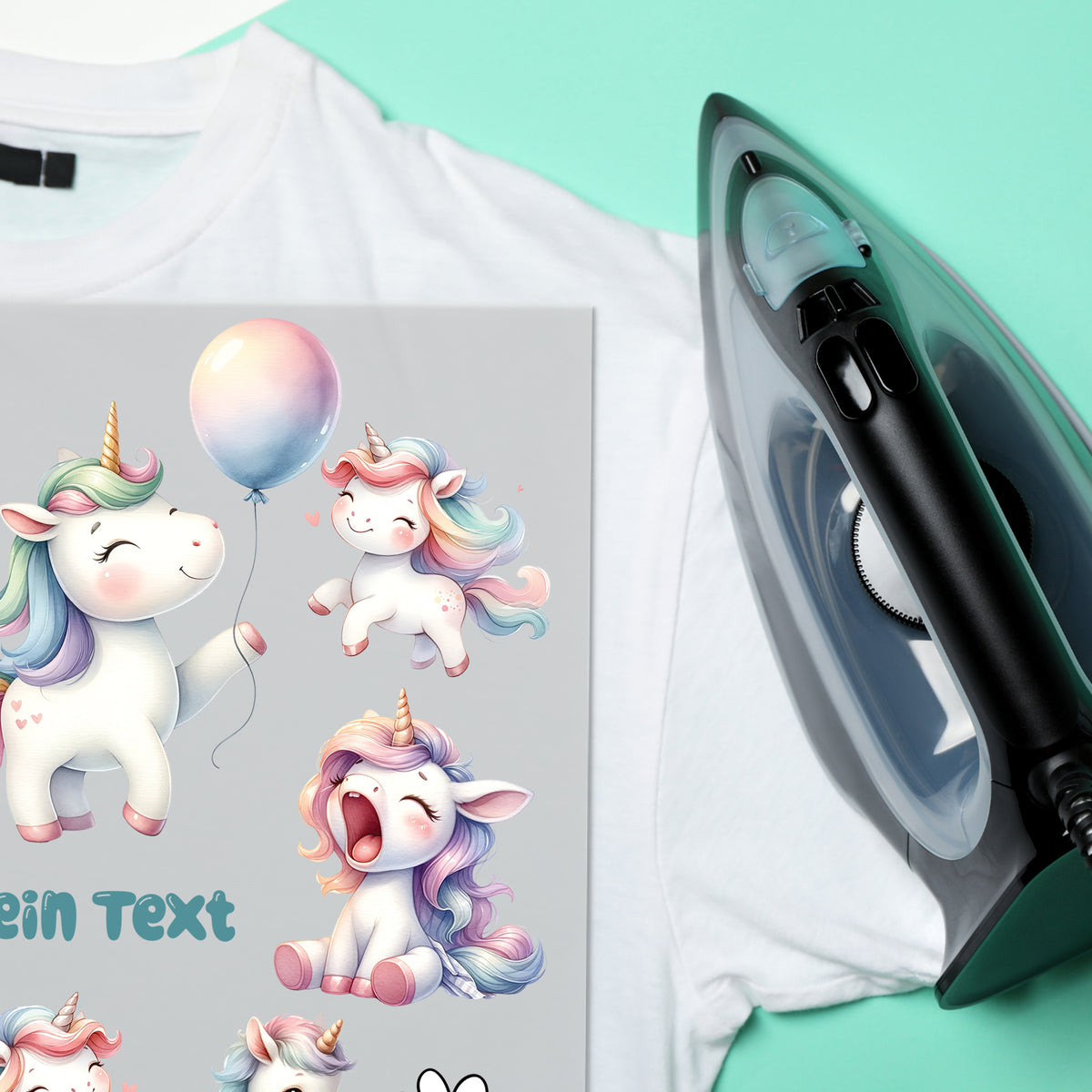 Weißes T-Shirt mit bunten Einhörnern und Ballon.
