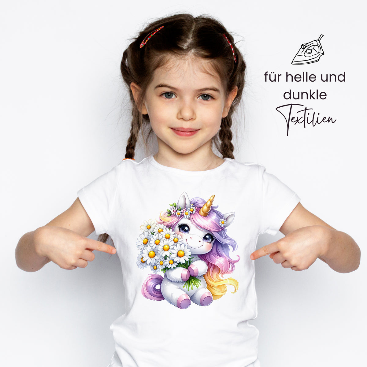 Einhorn-Motiv auf weißem T-Shirt mit Blumen.
