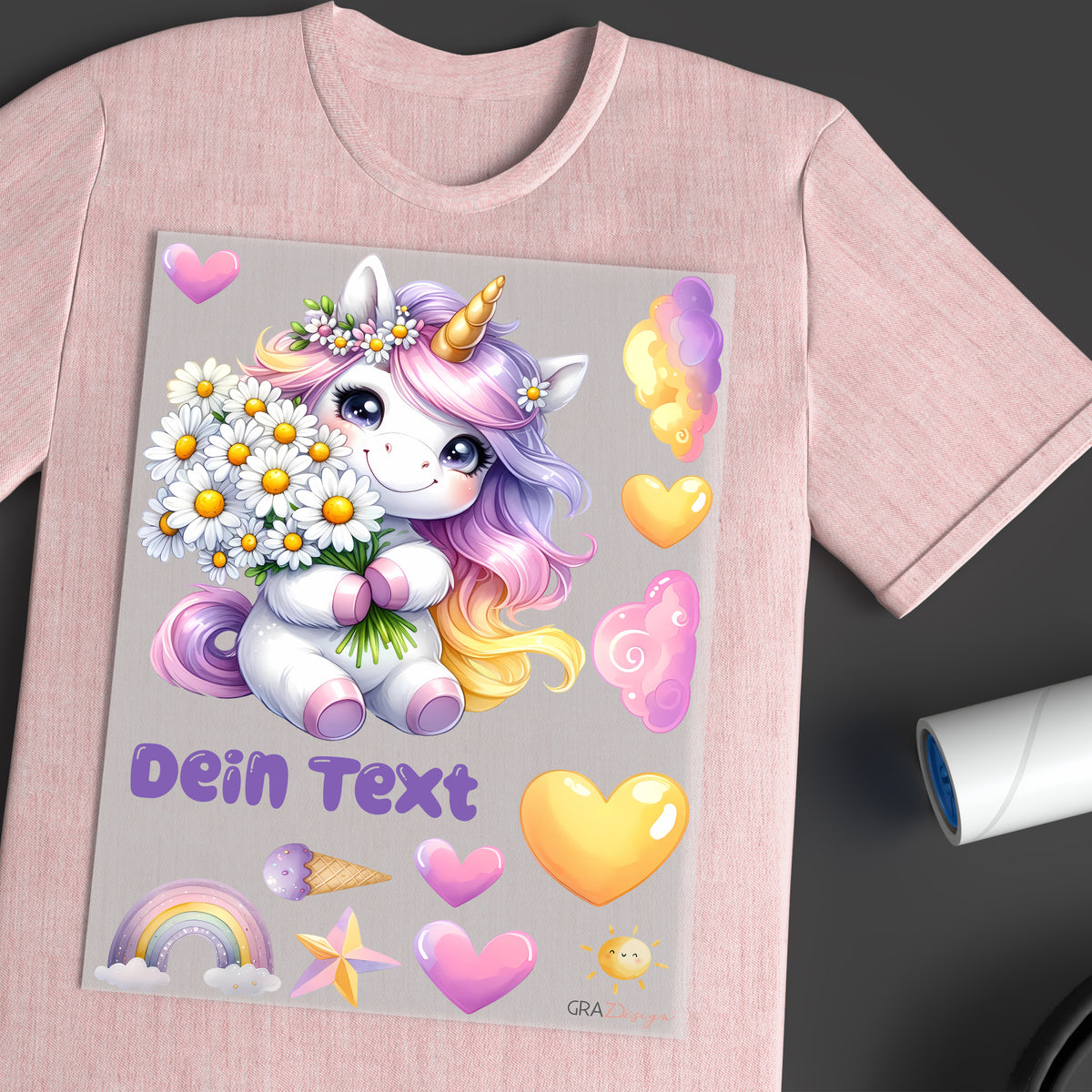 Einhorn mit Blumen, pastellfarbene Details, rosa T-Shirt.