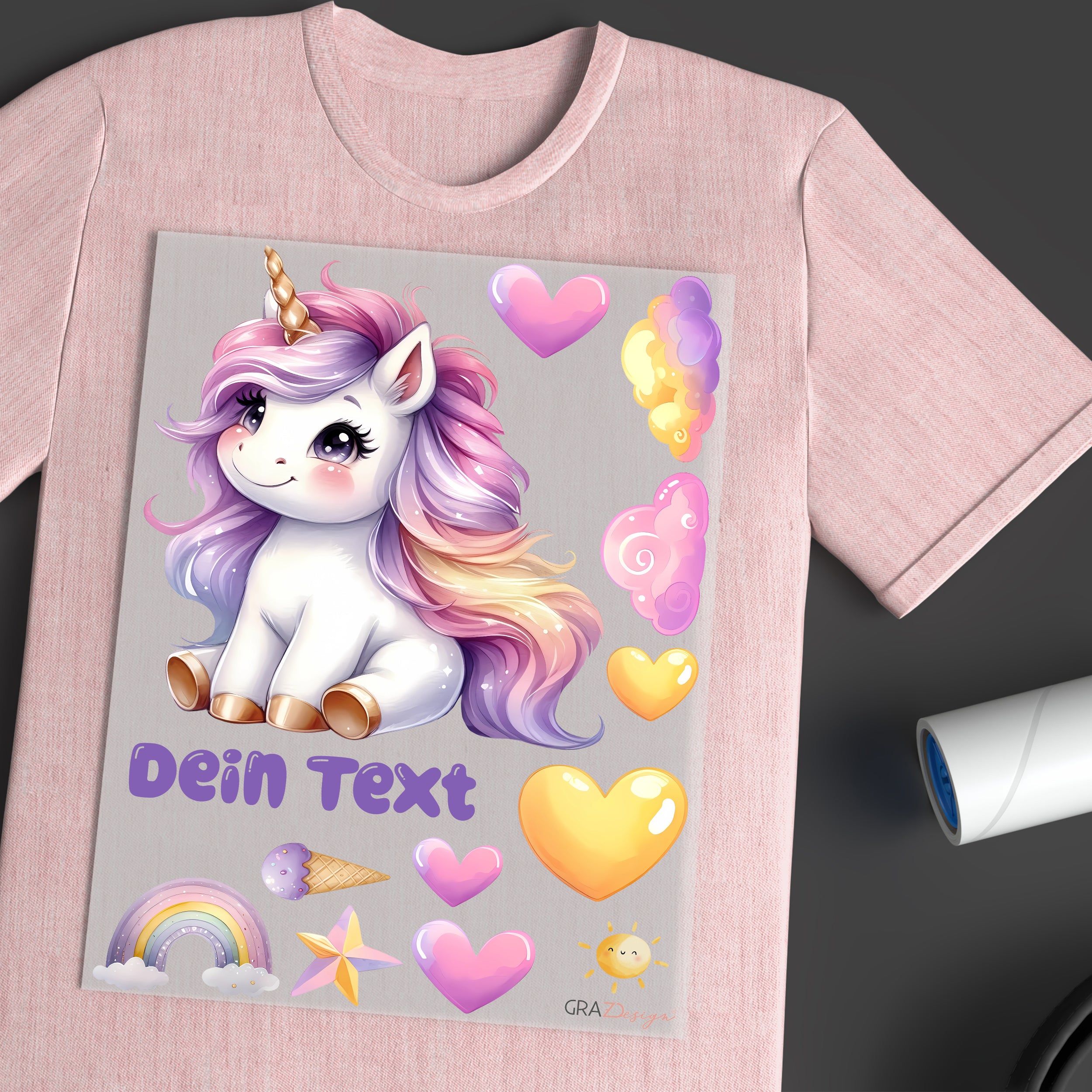 Einhorn mit bunten Herzen und Wolken auf rosa T-Shirt.