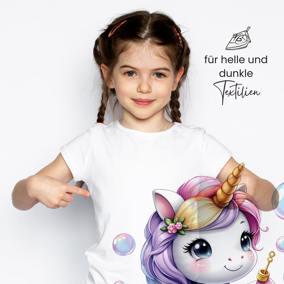 Weißes T-Shirt mit buntem Einhorn-Motiv und Blasen.