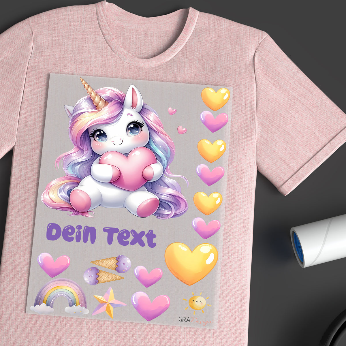 Rosa T-Shirt mit Einhorn und bunten Herzen.