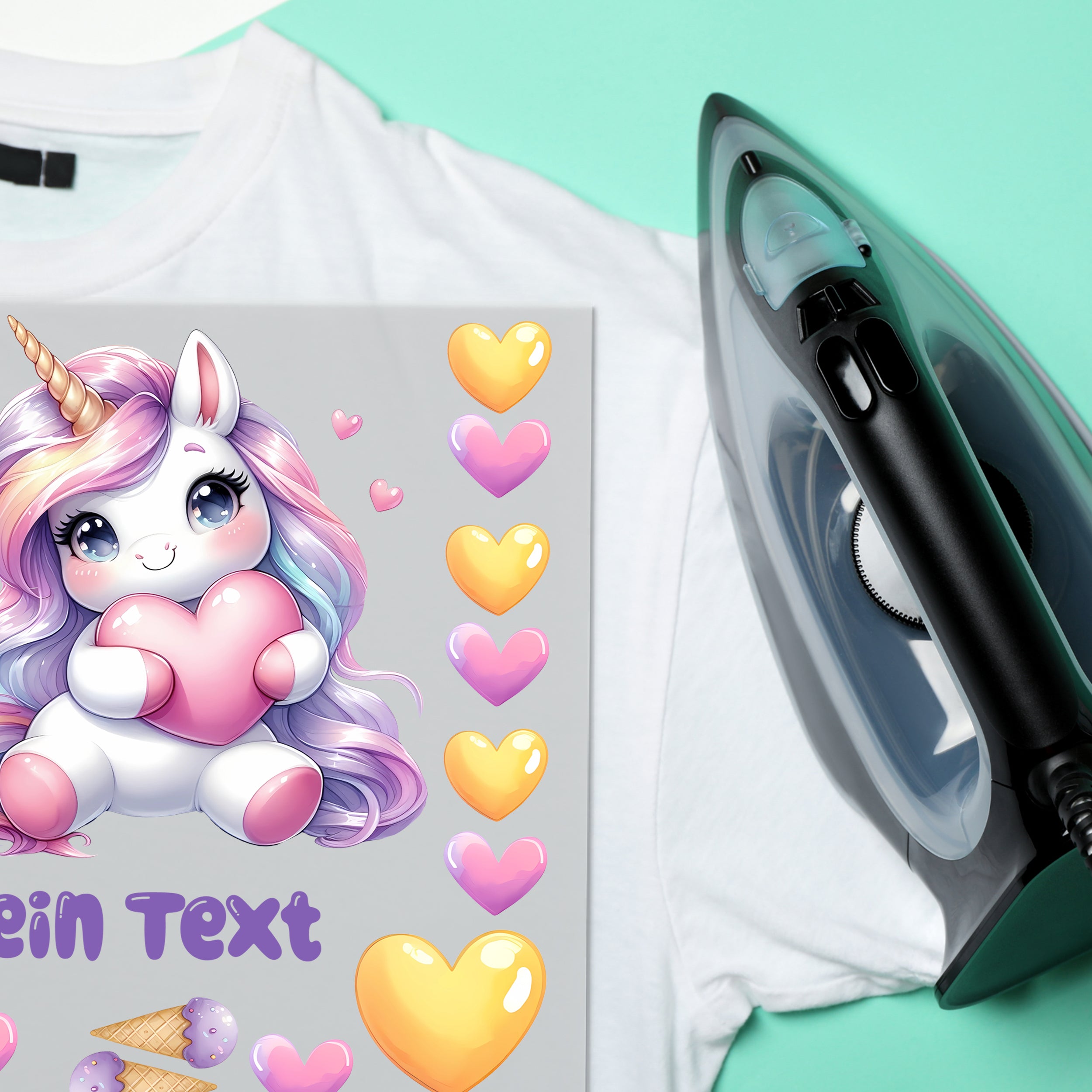 Weißes T-Shirt mit Einhorn-Motiv und bunten Herzen.
