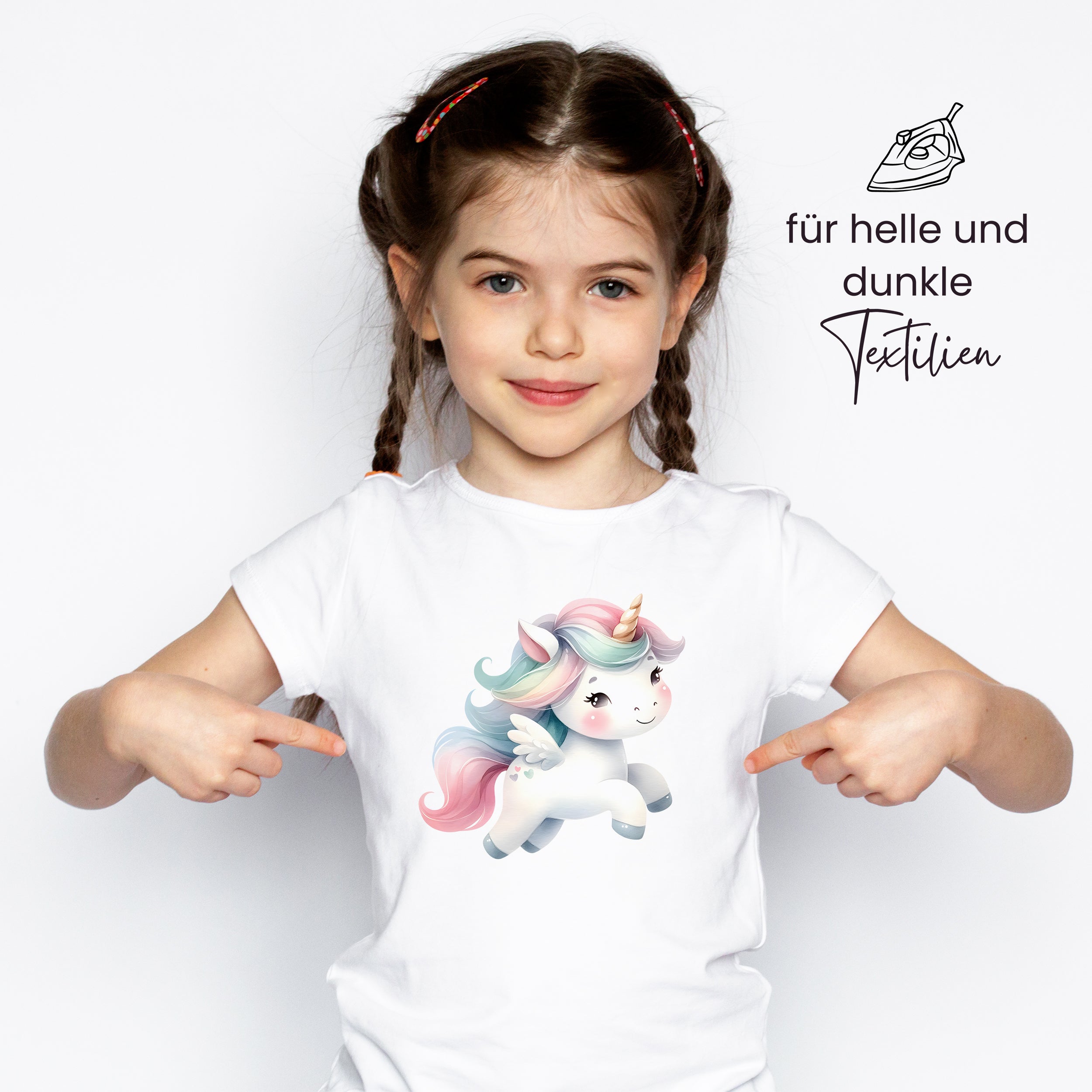 Weißes T-Shirt mit buntem Einhorn-Motiv.