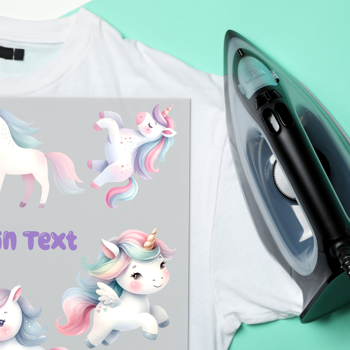 Weißes T-Shirt mit bunten Einhorn-Motiven und Bügeleisen.