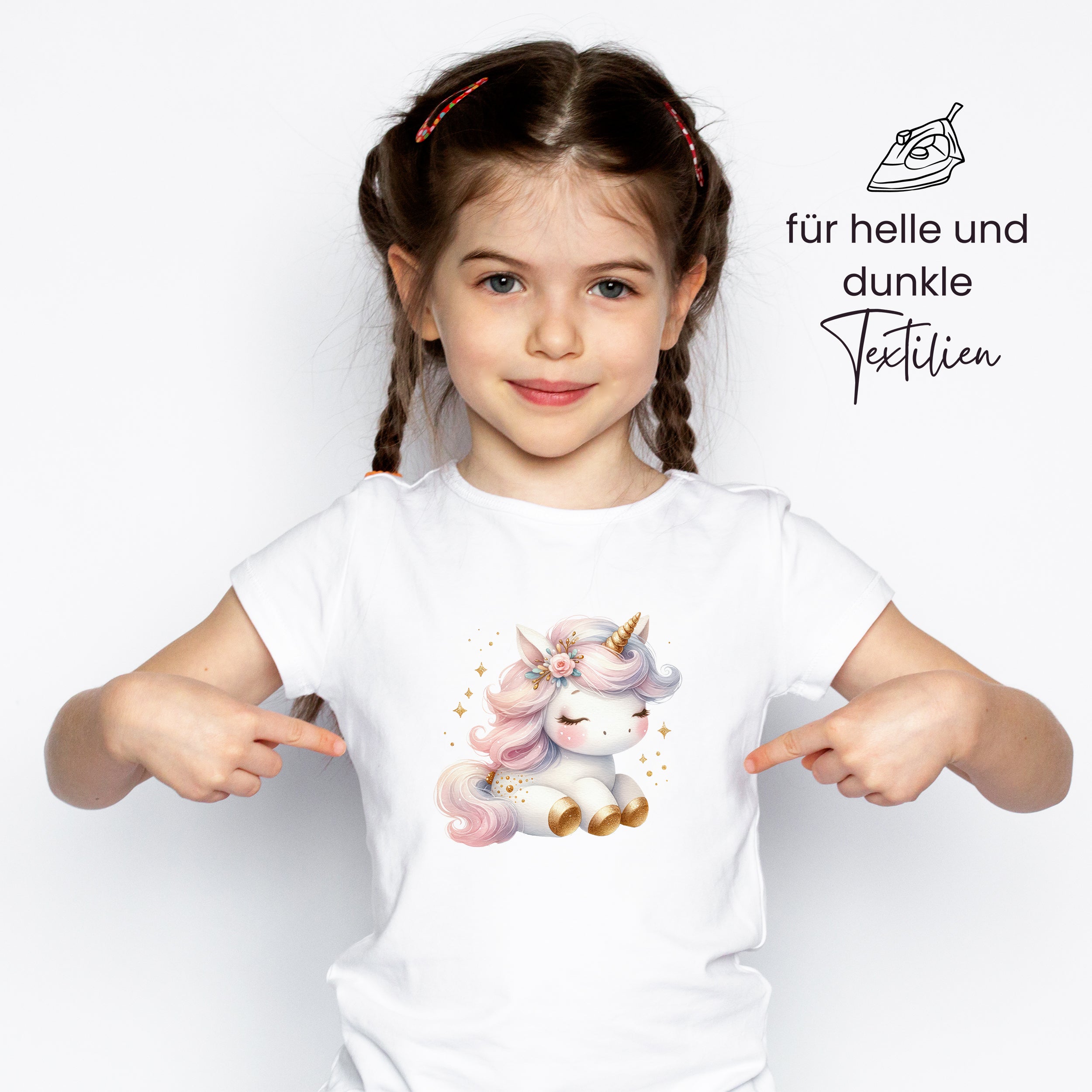 Weißes T-Shirt mit einem niedlichen Einhorn-Motiv.