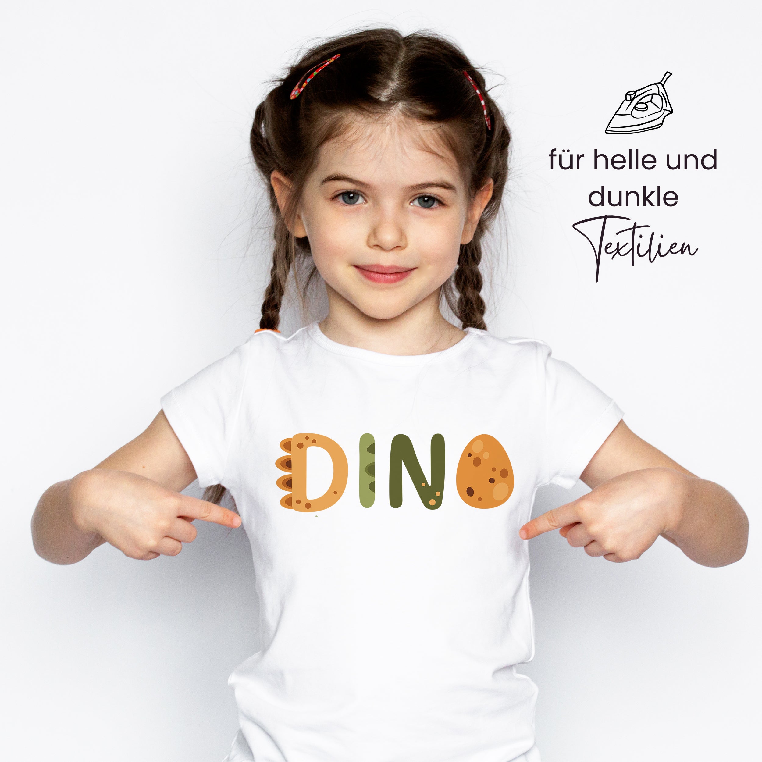 Weißes T-Shirt mit "DINO"-Aufdruck in bunten Farben.