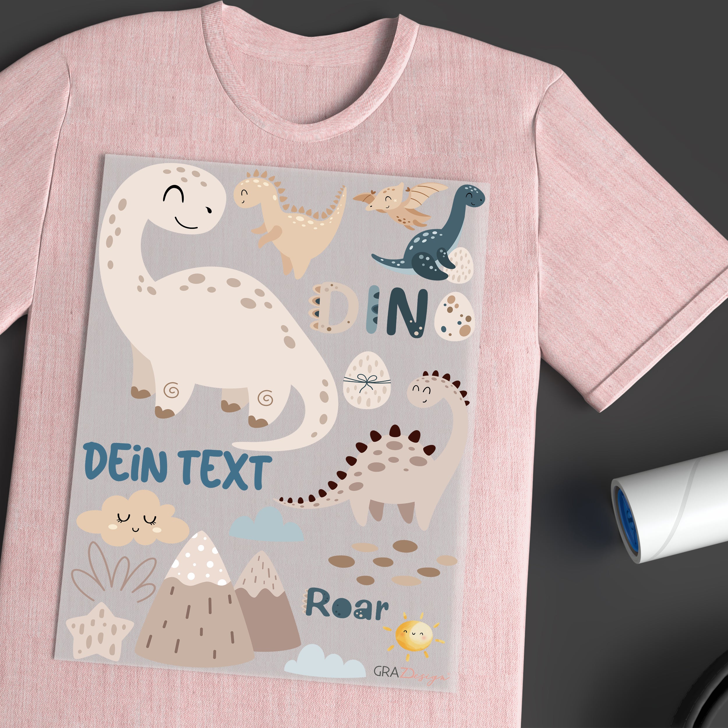 T-Shirt in Rosa mit Dinosaurier-Motiv und buntem Text.