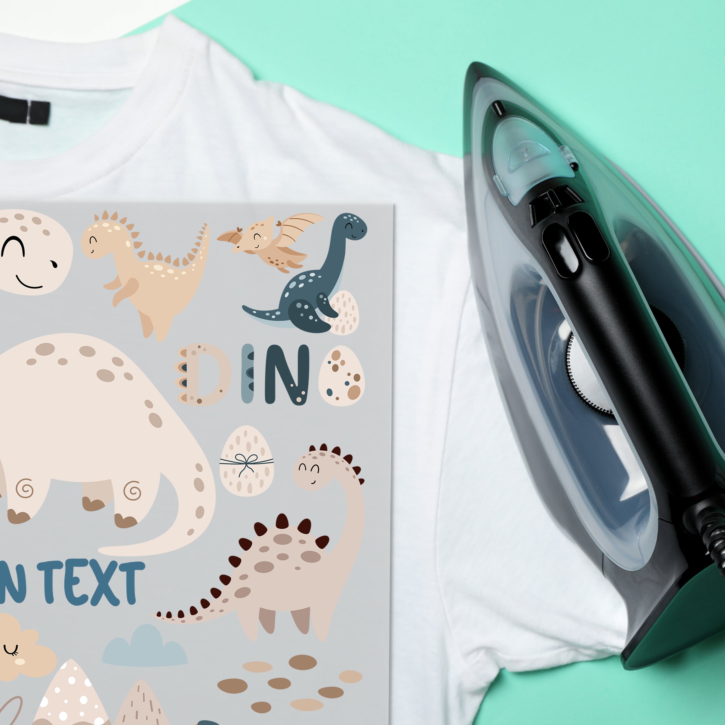 T-Shirt mit Dino-Motiv und Dampfbügeleisen daneben.