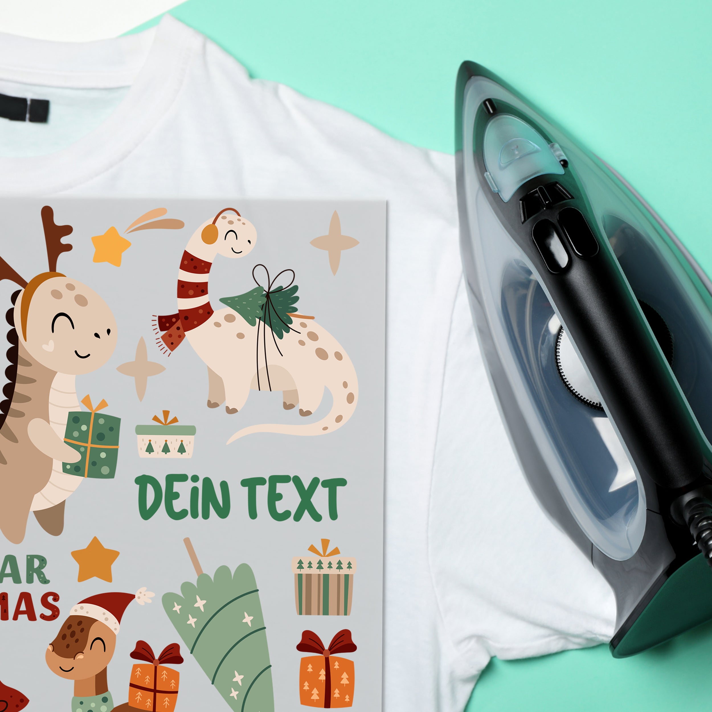 Weißes T-Shirt mit buntem Weihnachtsdesign und Dampfbügeleisen.