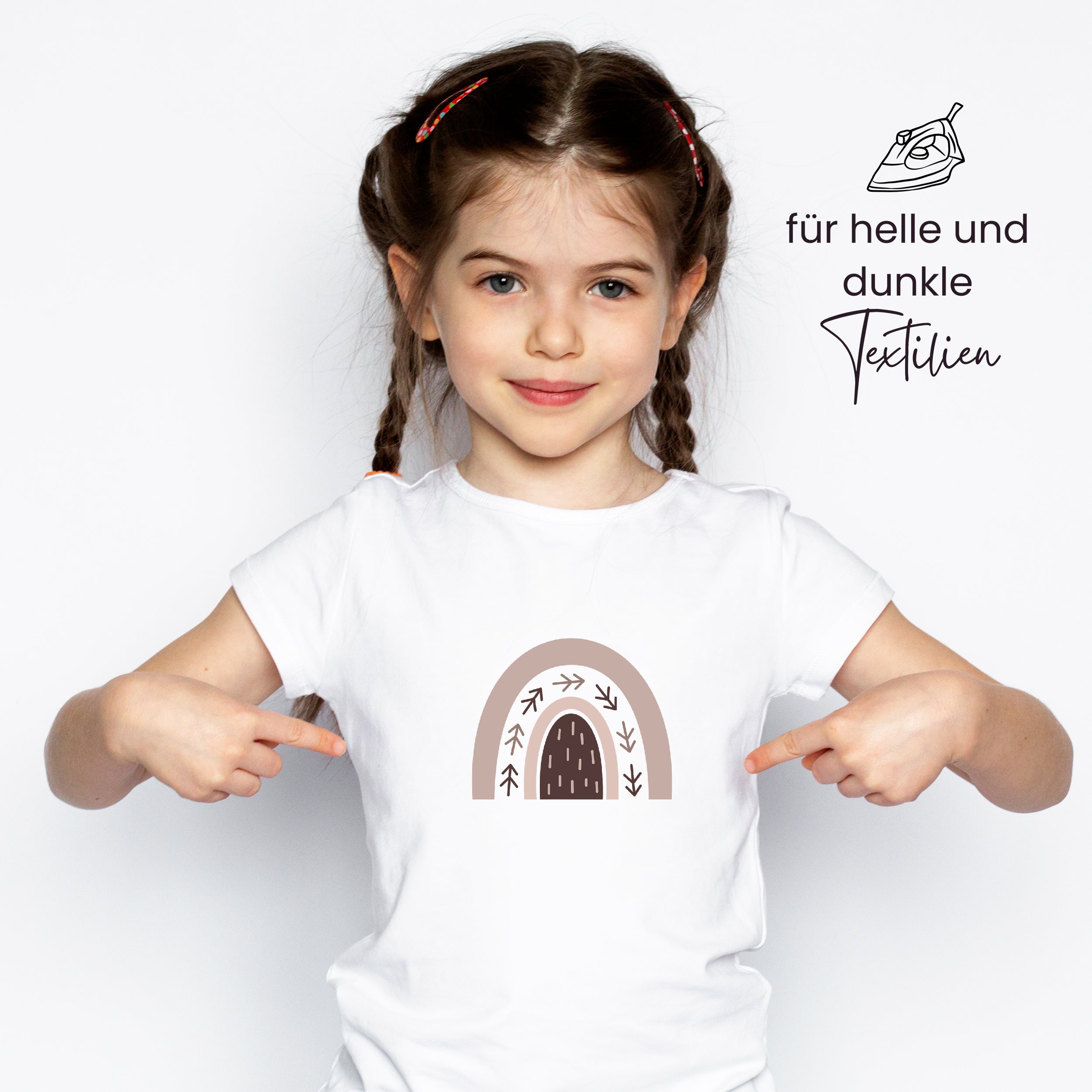Weißes T-Shirt mit braunem Regenbogen-Motiv.