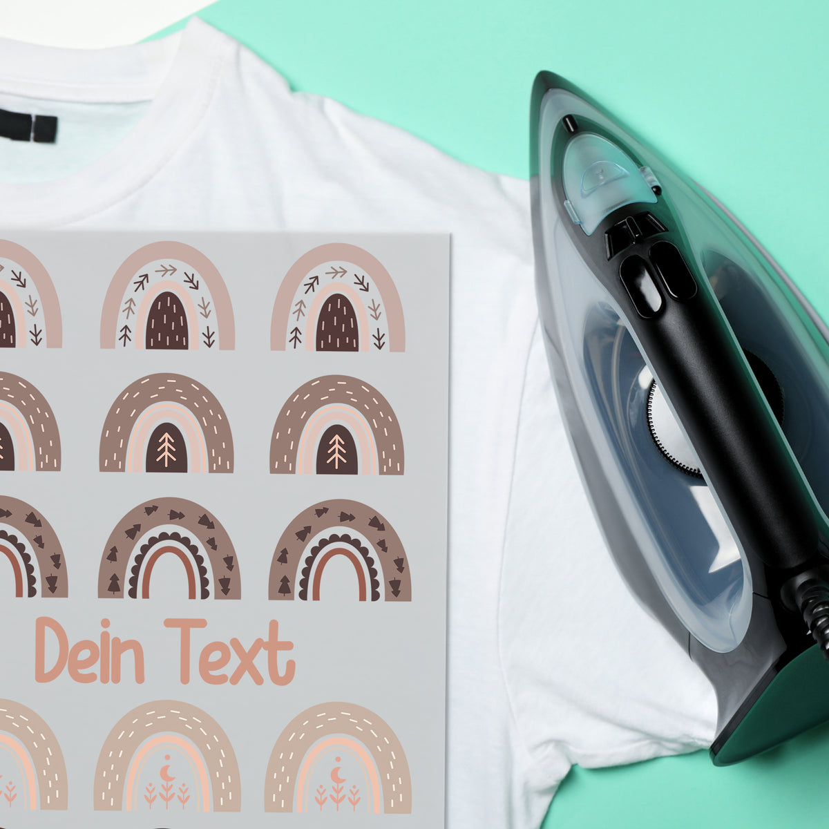 Weißes T-Shirt mit buntem Regenbogen-Design und Bügeleisen.