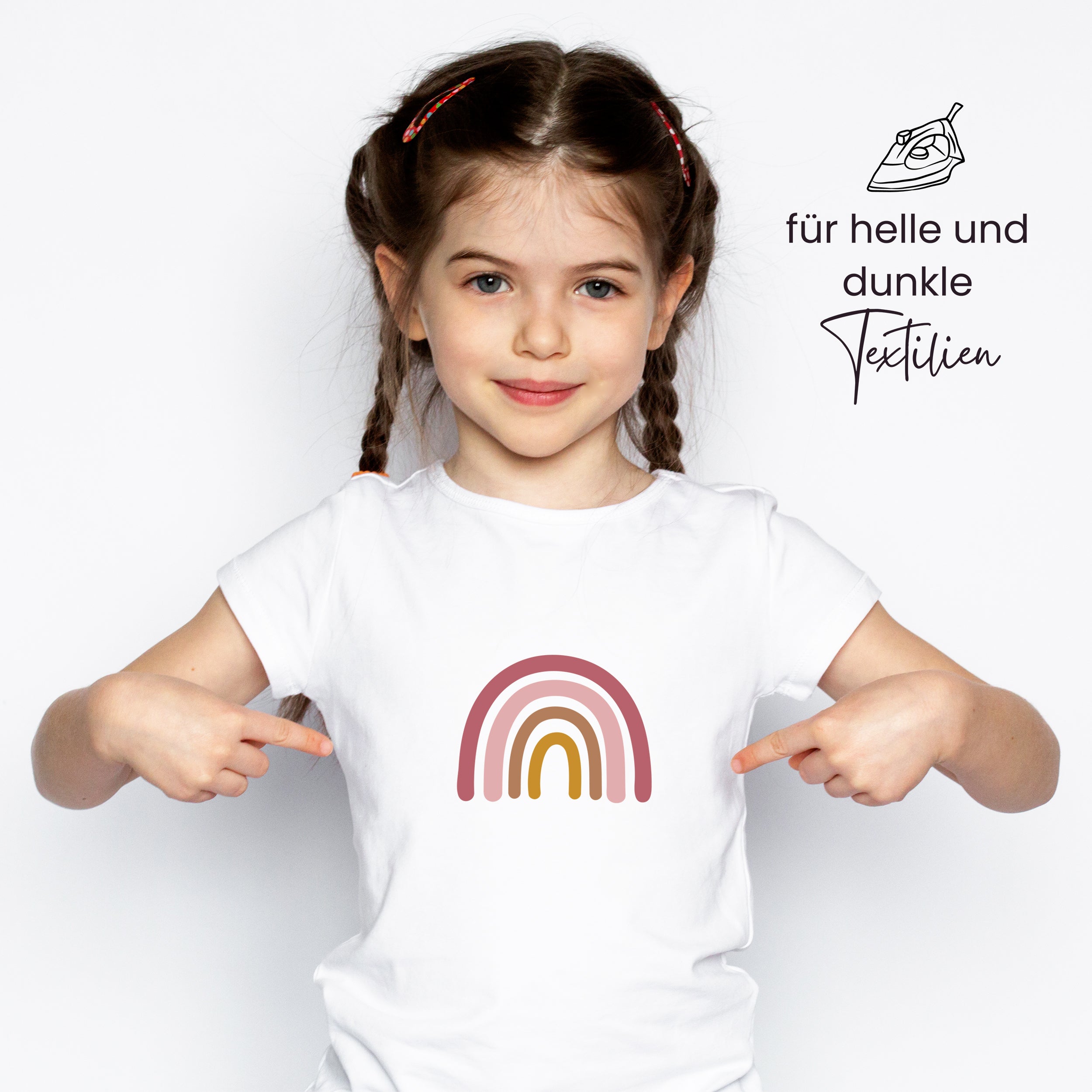 Weißes T-Shirt mit buntem Regenbogen-Motiv.