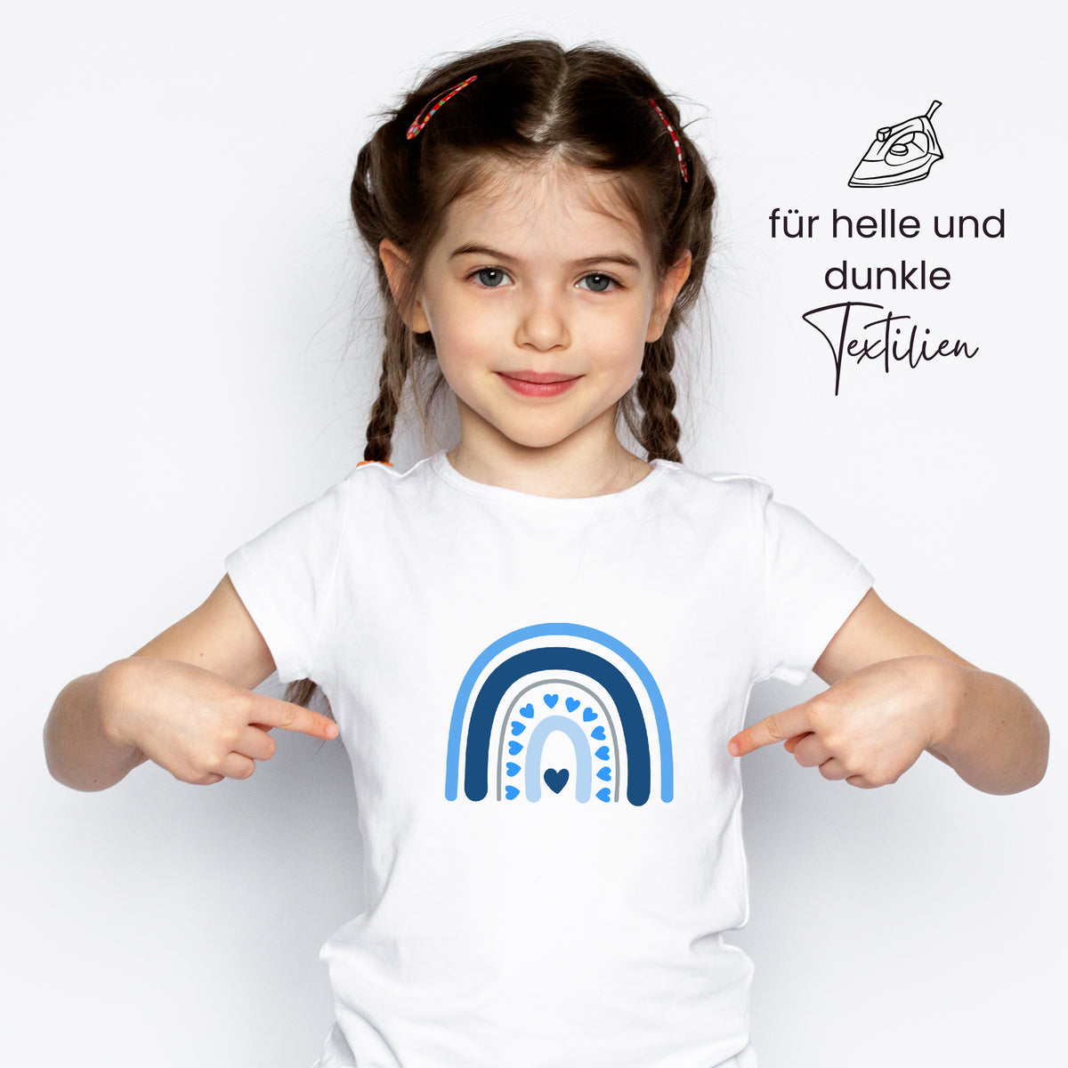 Weißes T-Shirt mit blauem Regenbogen-Motiv.