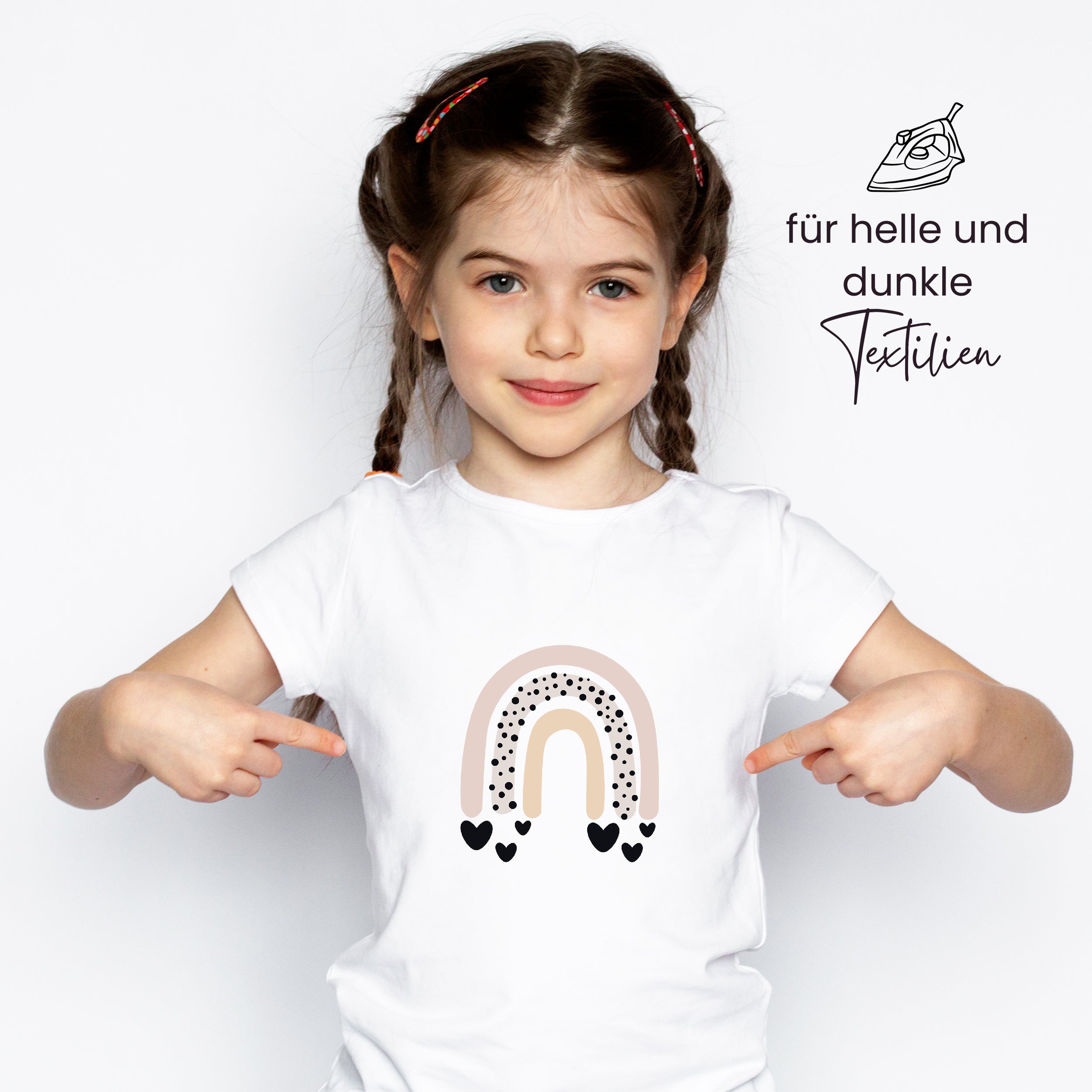 Weißes T-Shirt mit Regenbogen und schwarzen Herzen.